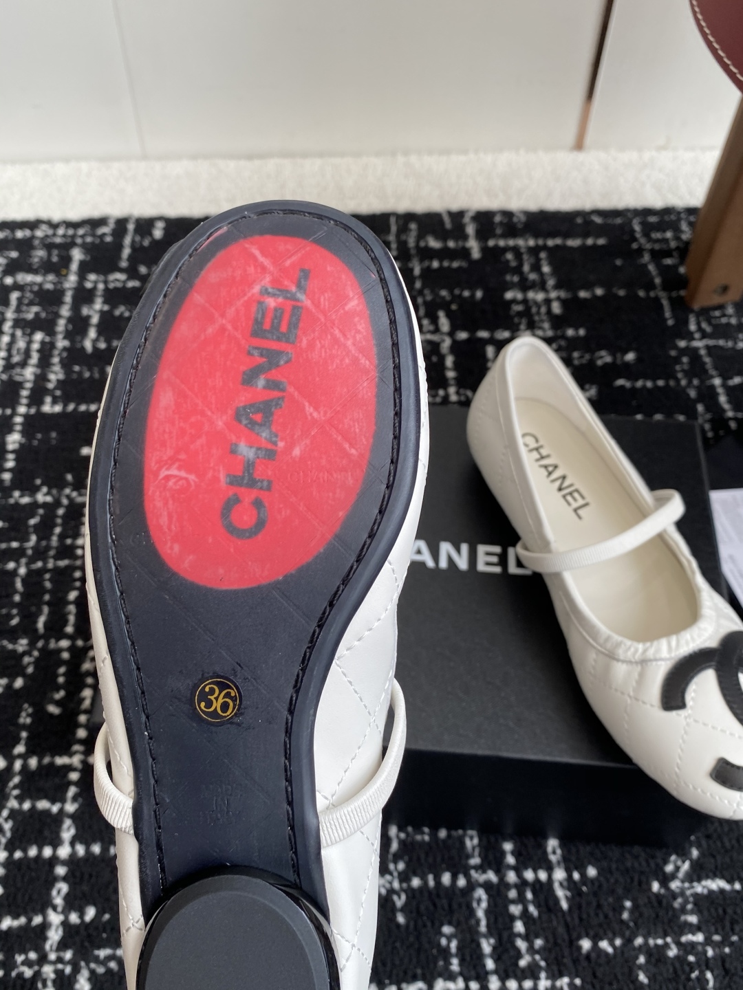 代购级
Chanel 25ss 春夏系列芭蕾舞鞋复古款来袭

非常火的大双C设计手工车线非常耗时耗力
独