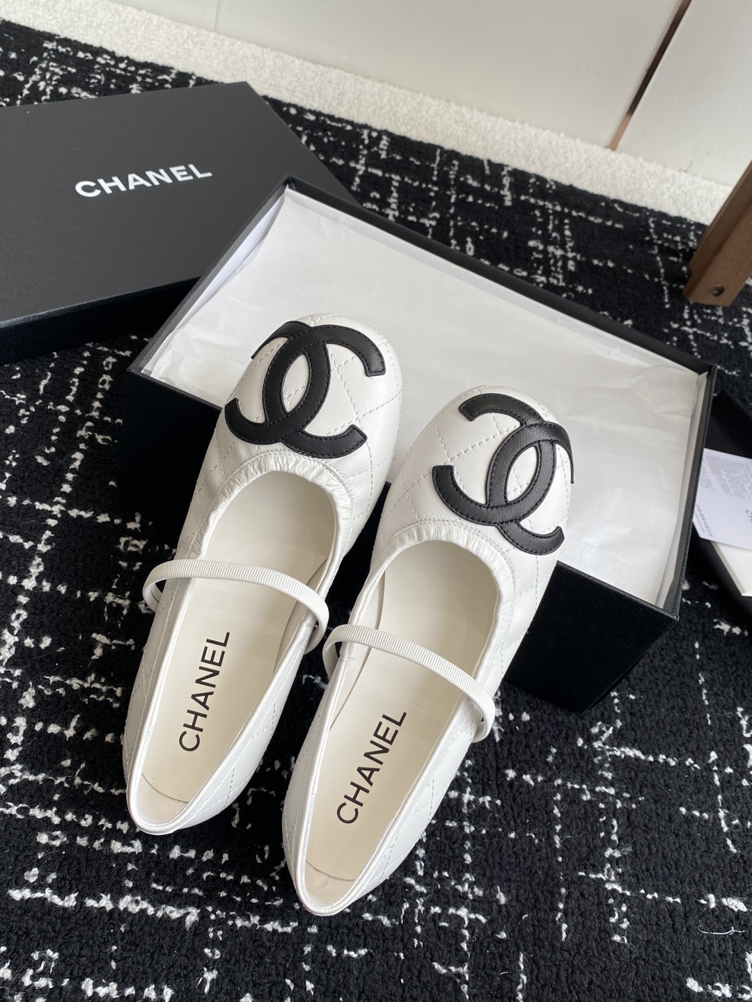 代购级
Chanel 25ss 春夏系列芭蕾舞鞋复古款来袭

非常火的大双C设计手工车线非常耗时耗力
独