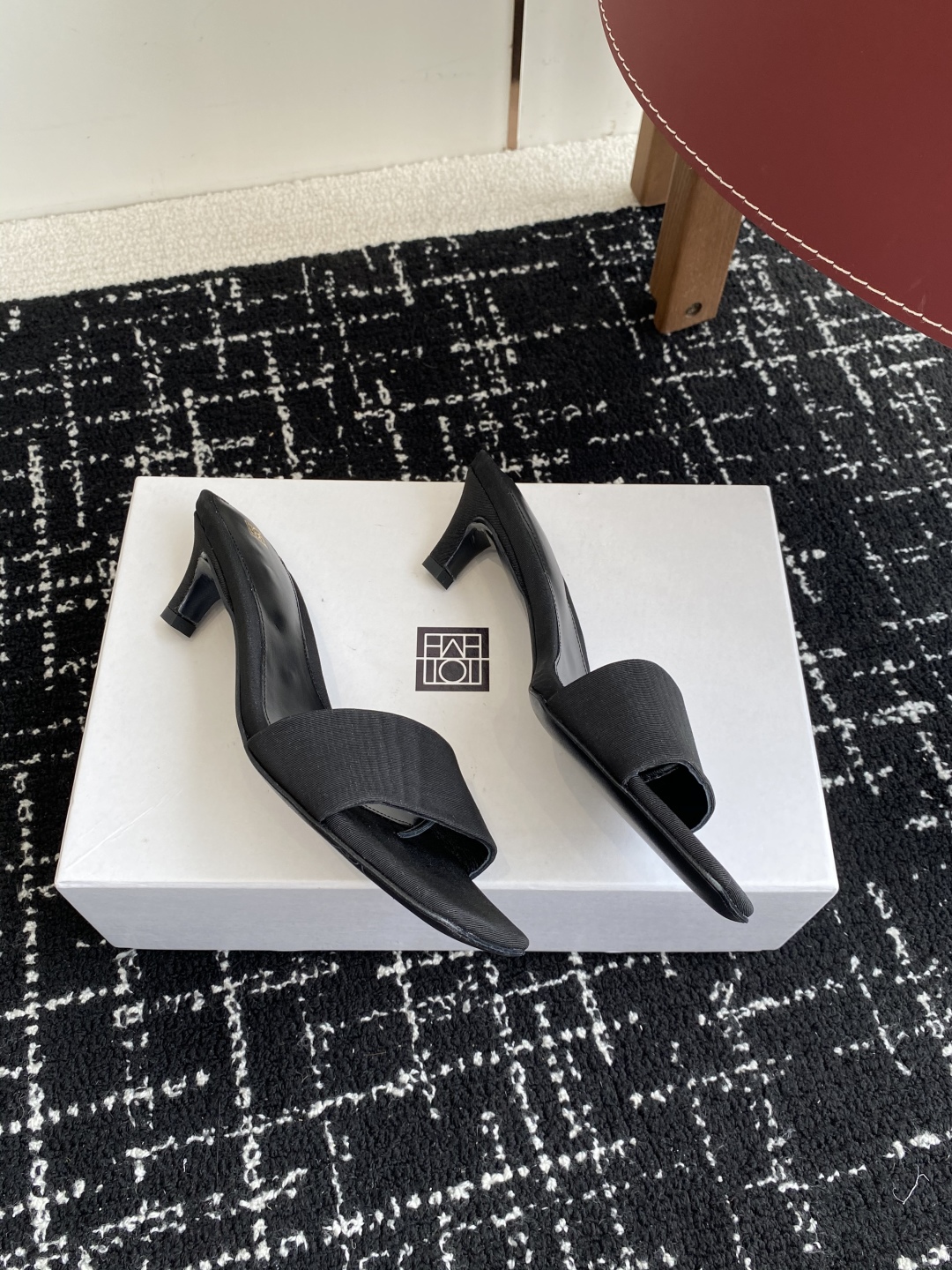 代购级
Toteme 25ss 小猫跟拖鞋一脚蹬懒人鞋瑞典小众 

北欧极简风格，复古小方头，里全皮，柔