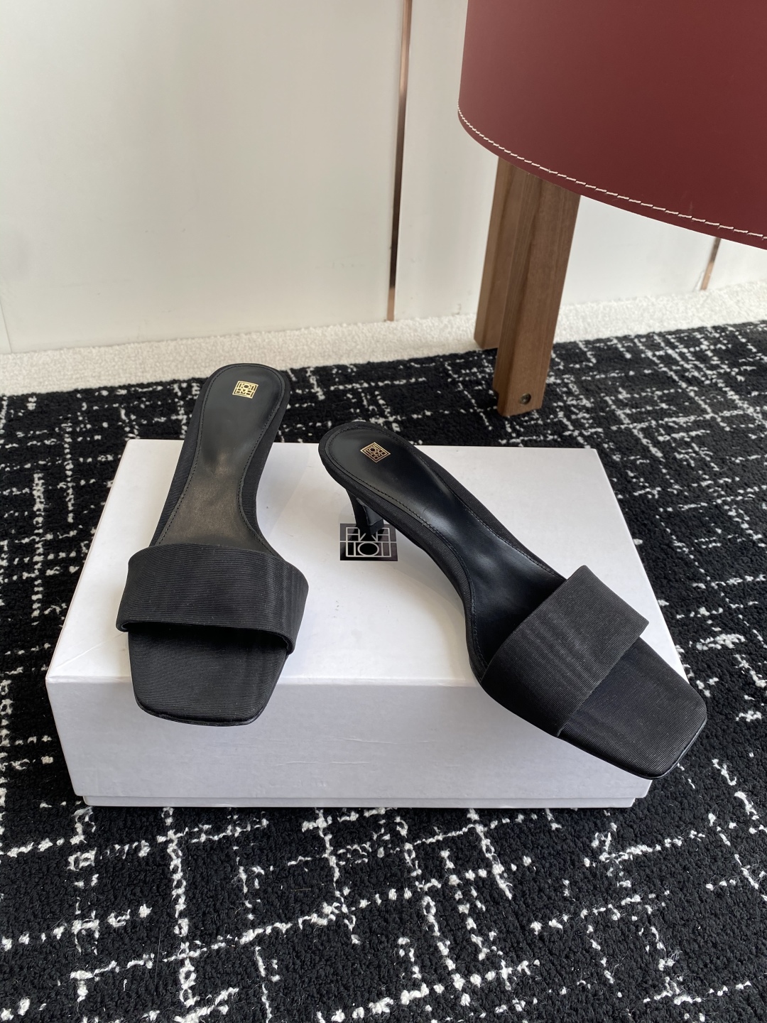 代购级
Toteme 25ss 小猫跟拖鞋一脚蹬懒人鞋瑞典小众 

北欧极简风格，复古小方头，里全皮，柔