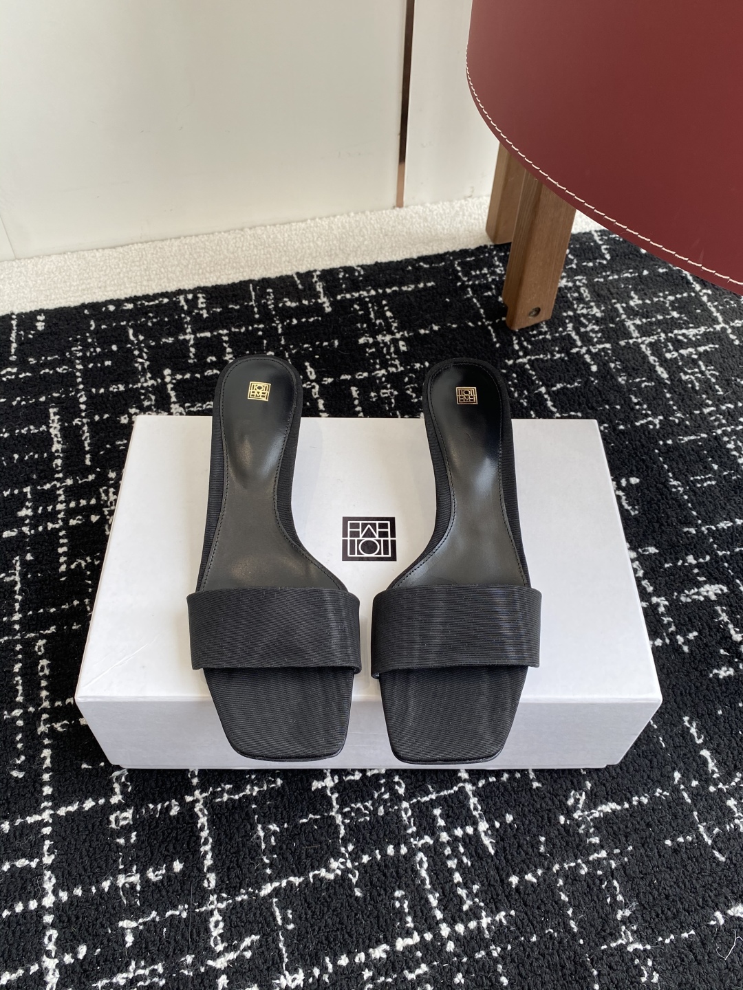 代购级
Toteme 25ss 小猫跟拖鞋一脚蹬懒人鞋瑞典小众 

北欧极简风格，复古小方头，里全皮，柔