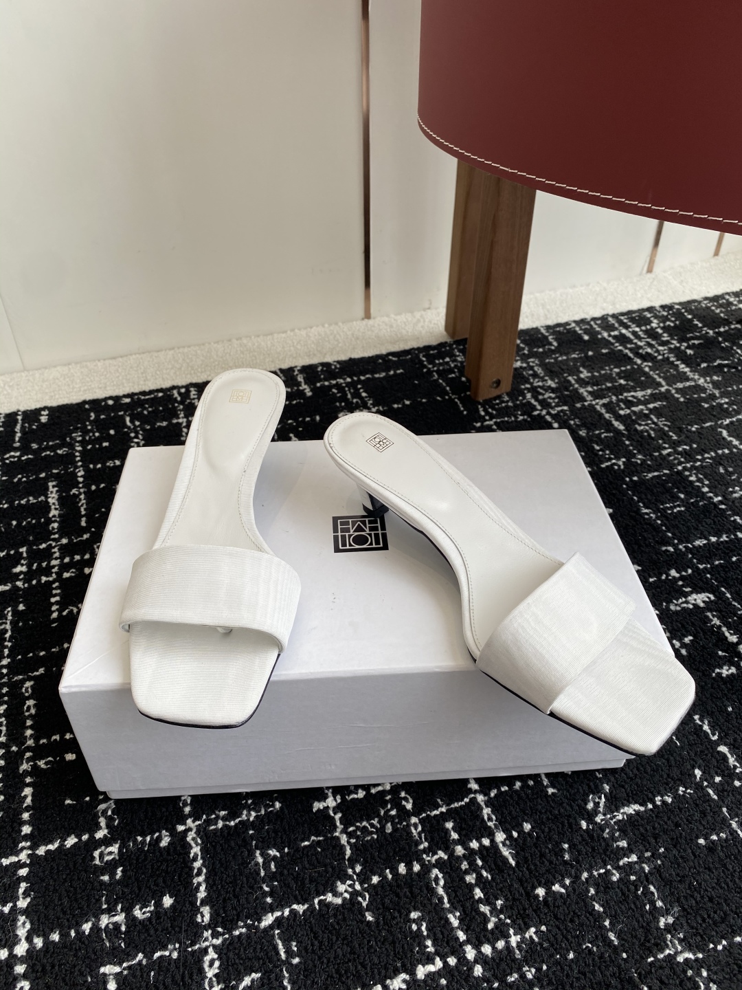 代购级
Toteme 25ss 小猫跟拖鞋一脚蹬懒人鞋瑞典小众 

北欧极简风格，复古小方头，里全皮，柔