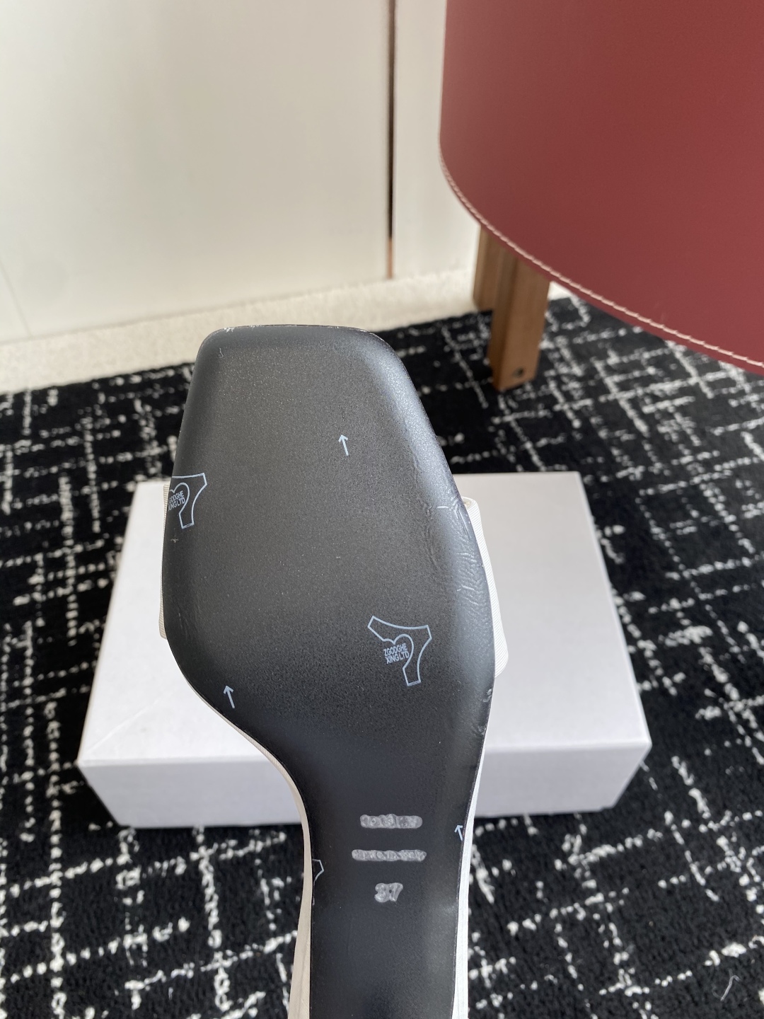 代购级
Toteme 25ss 小猫跟拖鞋一脚蹬懒人鞋瑞典小众 

北欧极简风格，复古小方头，里全皮，柔
