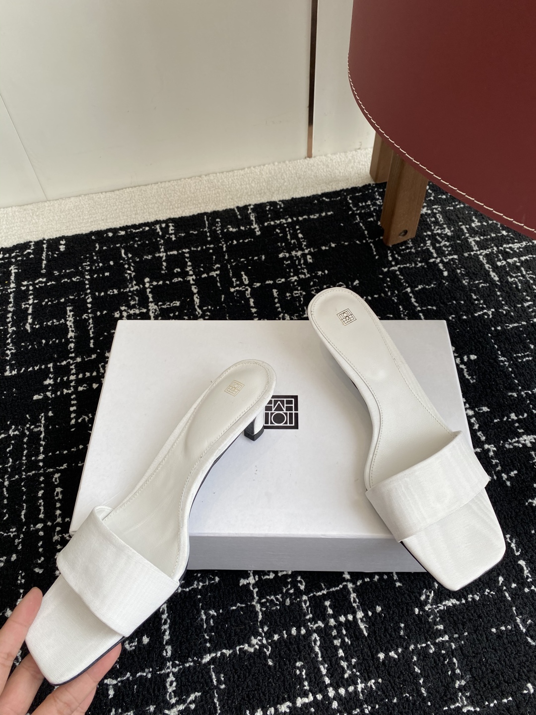 代购级
Toteme 25ss 小猫跟拖鞋一脚蹬懒人鞋瑞典小众 

北欧极简风格，复古小方头，里全皮，柔