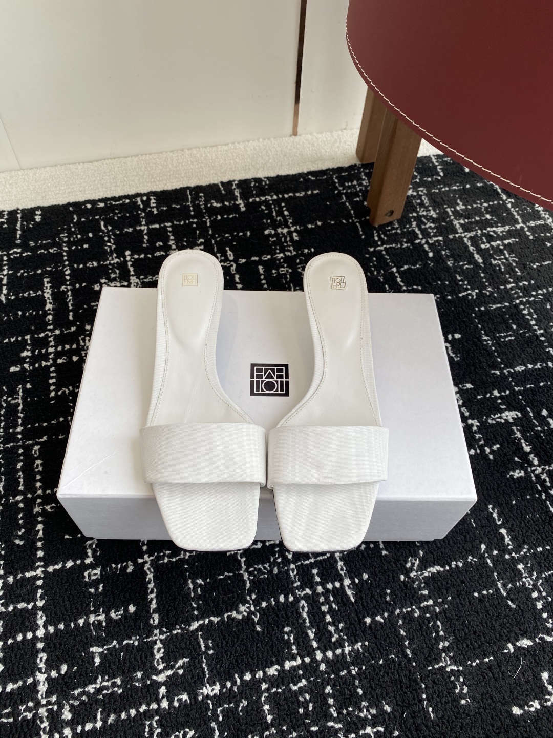 代购级
Toteme 25ss 小猫跟拖鞋一脚蹬懒人鞋瑞典小众 

北欧极简风格，复古小方头，里全皮，柔