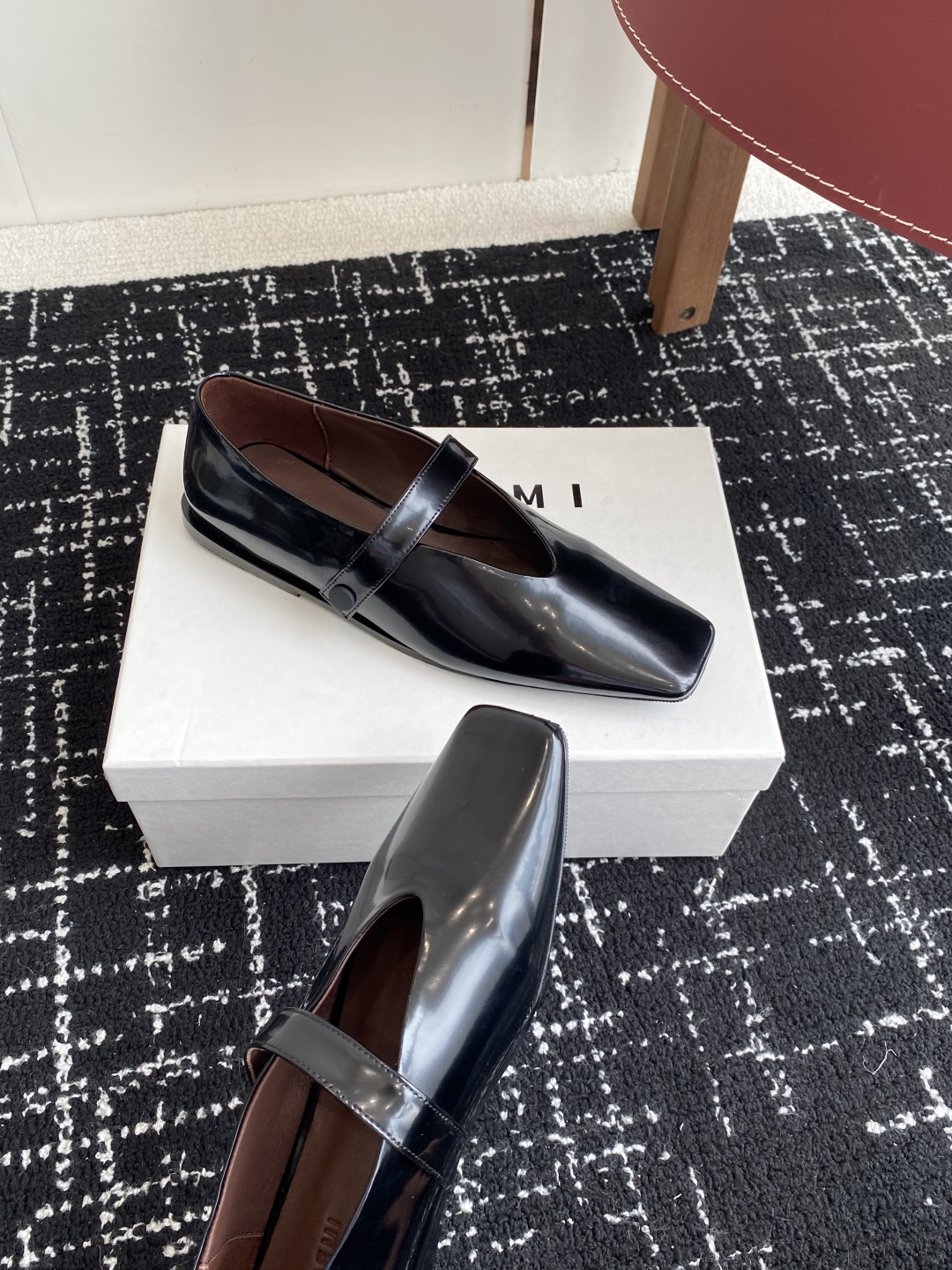 代购级
HIDEMI  25ss 春夏新款 平底 穆勒鞋 单鞋

进口小牛皮高级舒适，配女神们的半身裙，