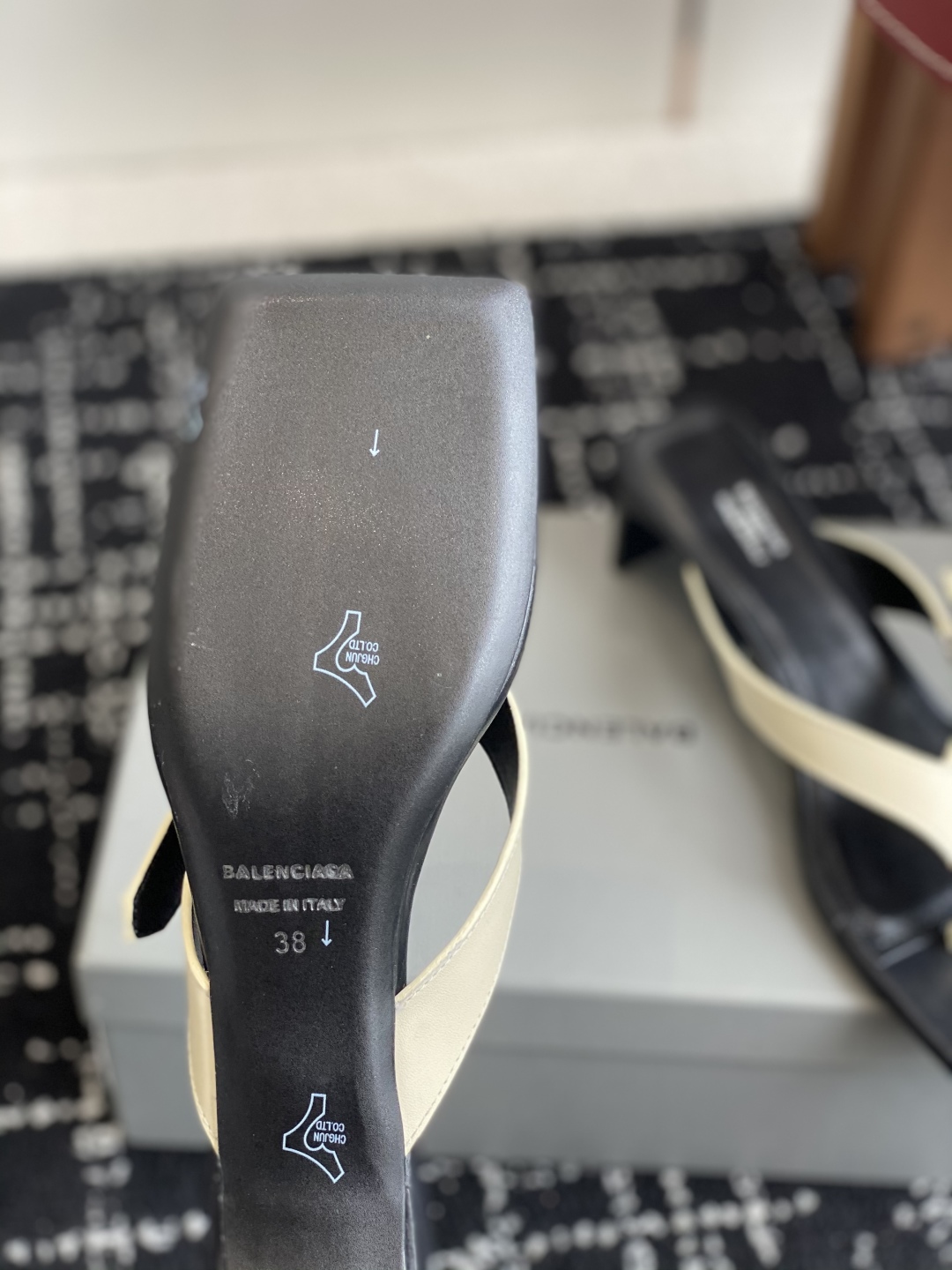 代购级
Balenciaga巴黎世家 25ss 夏季新款 高跟方头夹脚人字拖鞋 将时髦发挥到极致的 

