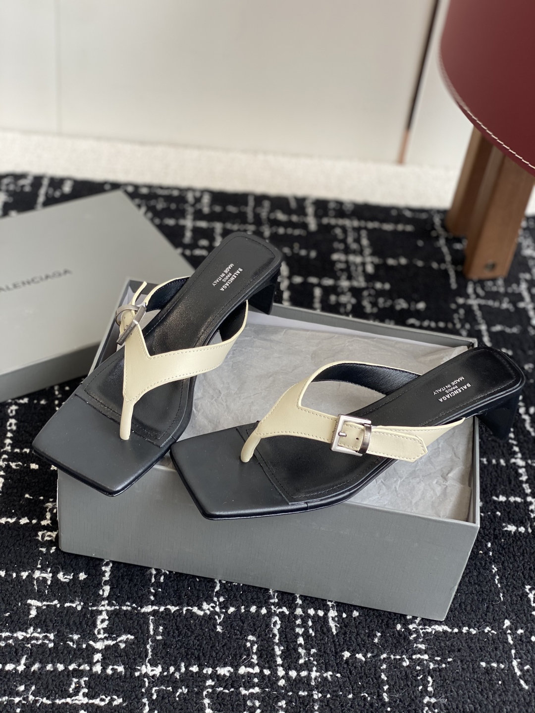 代购级
Balenciaga巴黎世家 25ss 夏季新款 高跟方头夹脚人字拖鞋 将时髦发挥到极致的 

