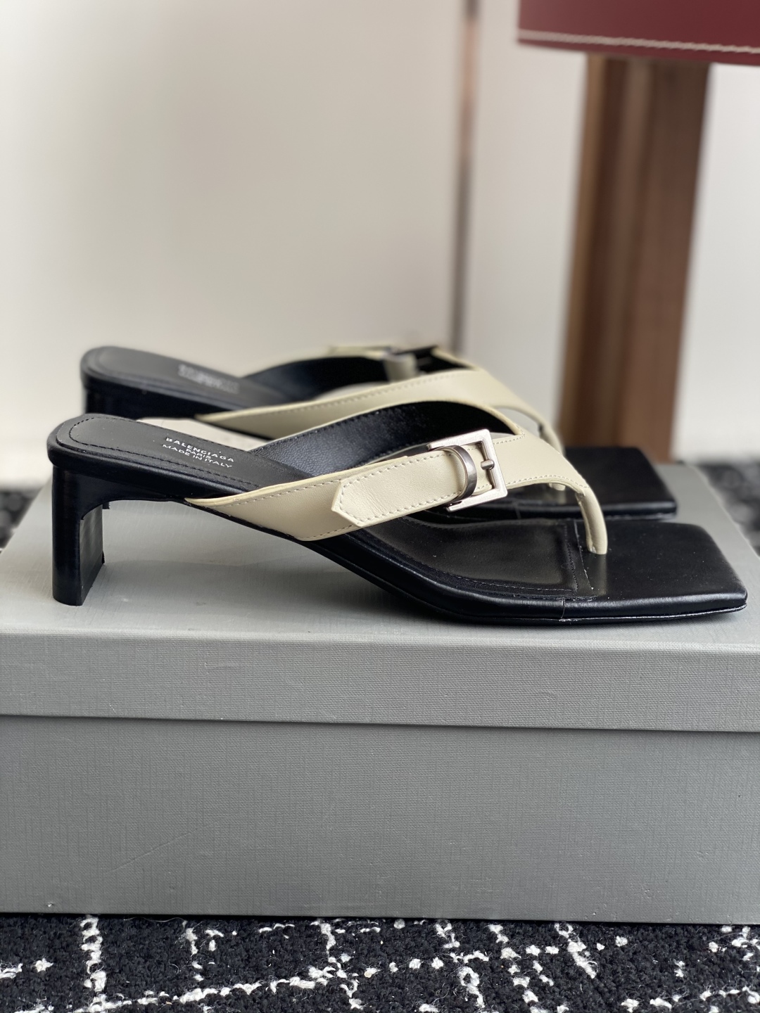 代购级
Balenciaga巴黎世家 25ss 夏季新款 高跟方头夹脚人字拖鞋 将时髦发挥到极致的 

