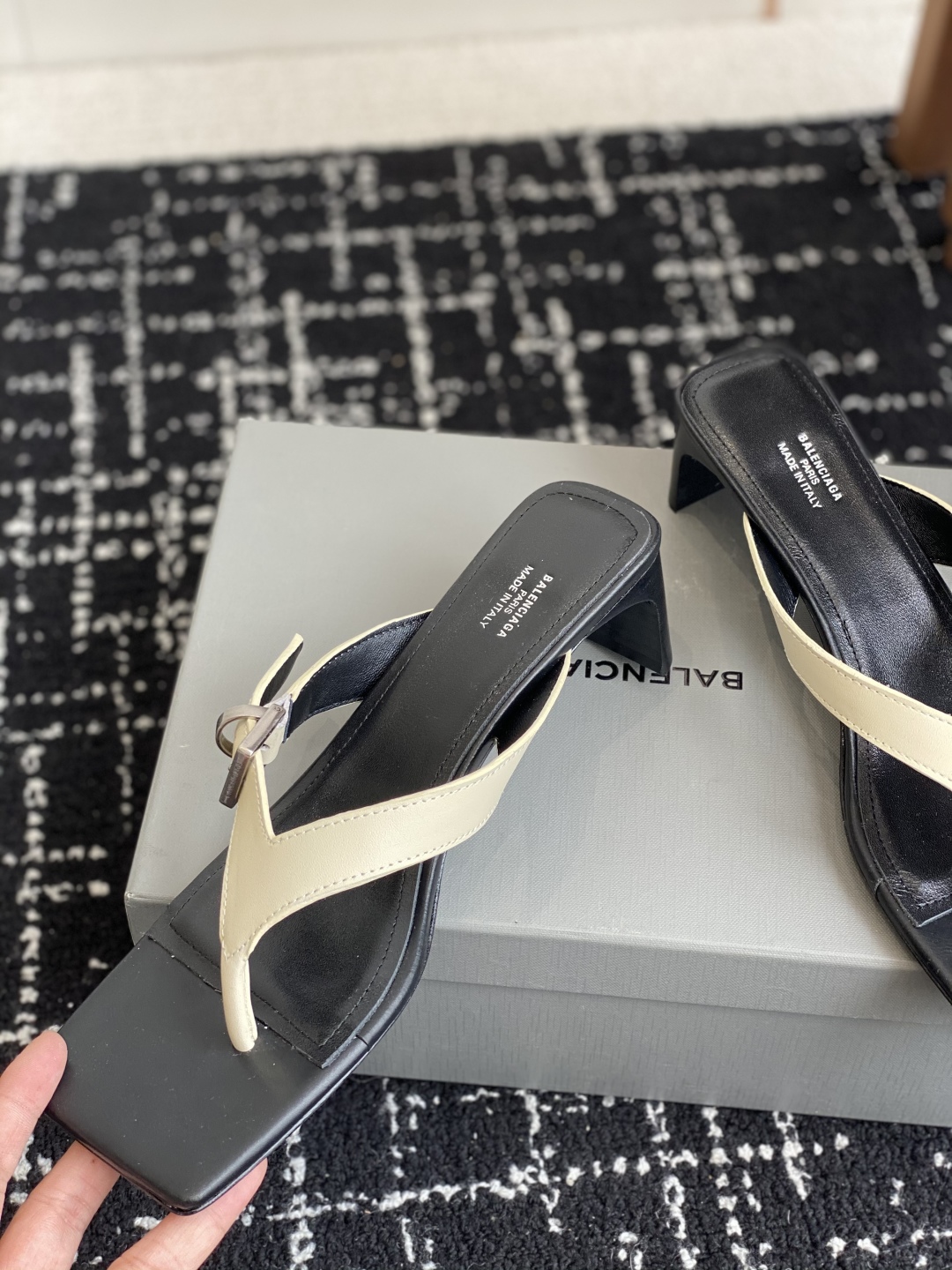 代购级
Balenciaga巴黎世家 25ss 夏季新款 高跟方头夹脚人字拖鞋 将时髦发挥到极致的 

