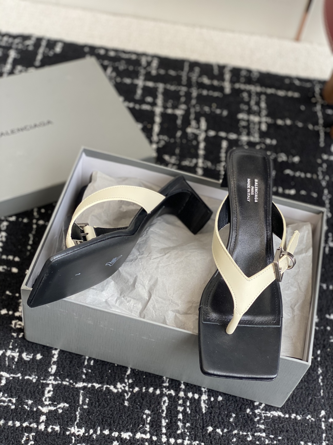代购级
Balenciaga巴黎世家 25ss 夏季新款 高跟方头夹脚人字拖鞋 将时髦发挥到极致的 

