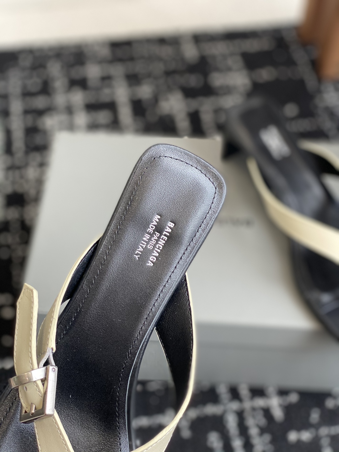 代购级
Balenciaga巴黎世家 25ss 夏季新款 高跟方头夹脚人字拖鞋 将时髦发挥到极致的 


