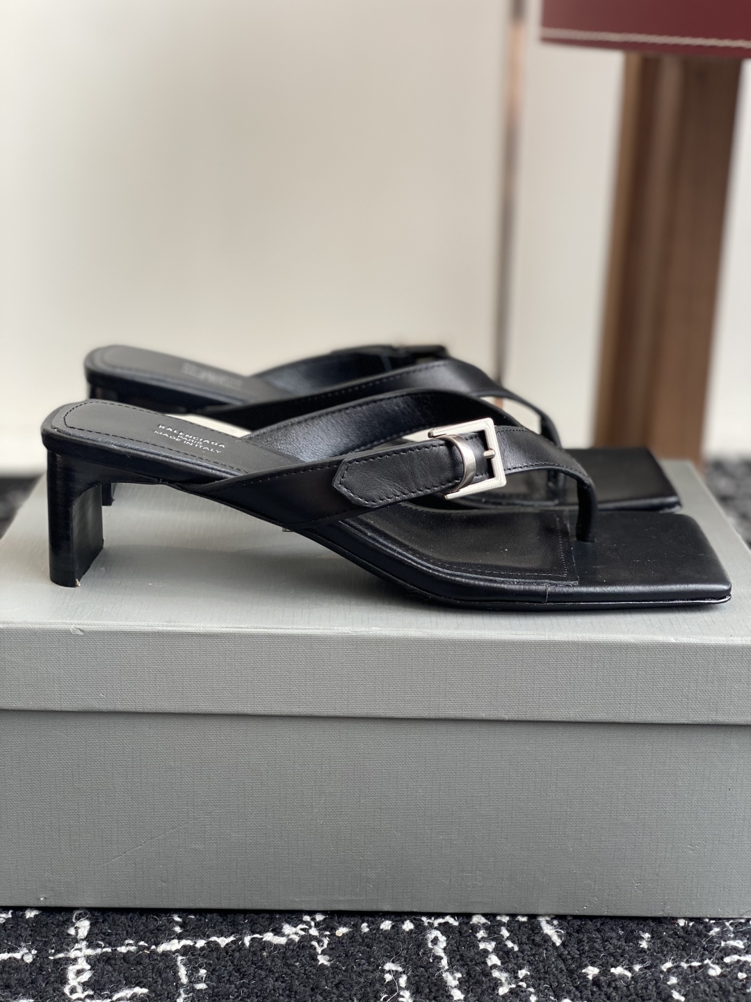 代购级
Balenciaga巴黎世家 25ss 夏季新款 高跟方头夹脚人字拖鞋 将时髦发挥到极致的 

