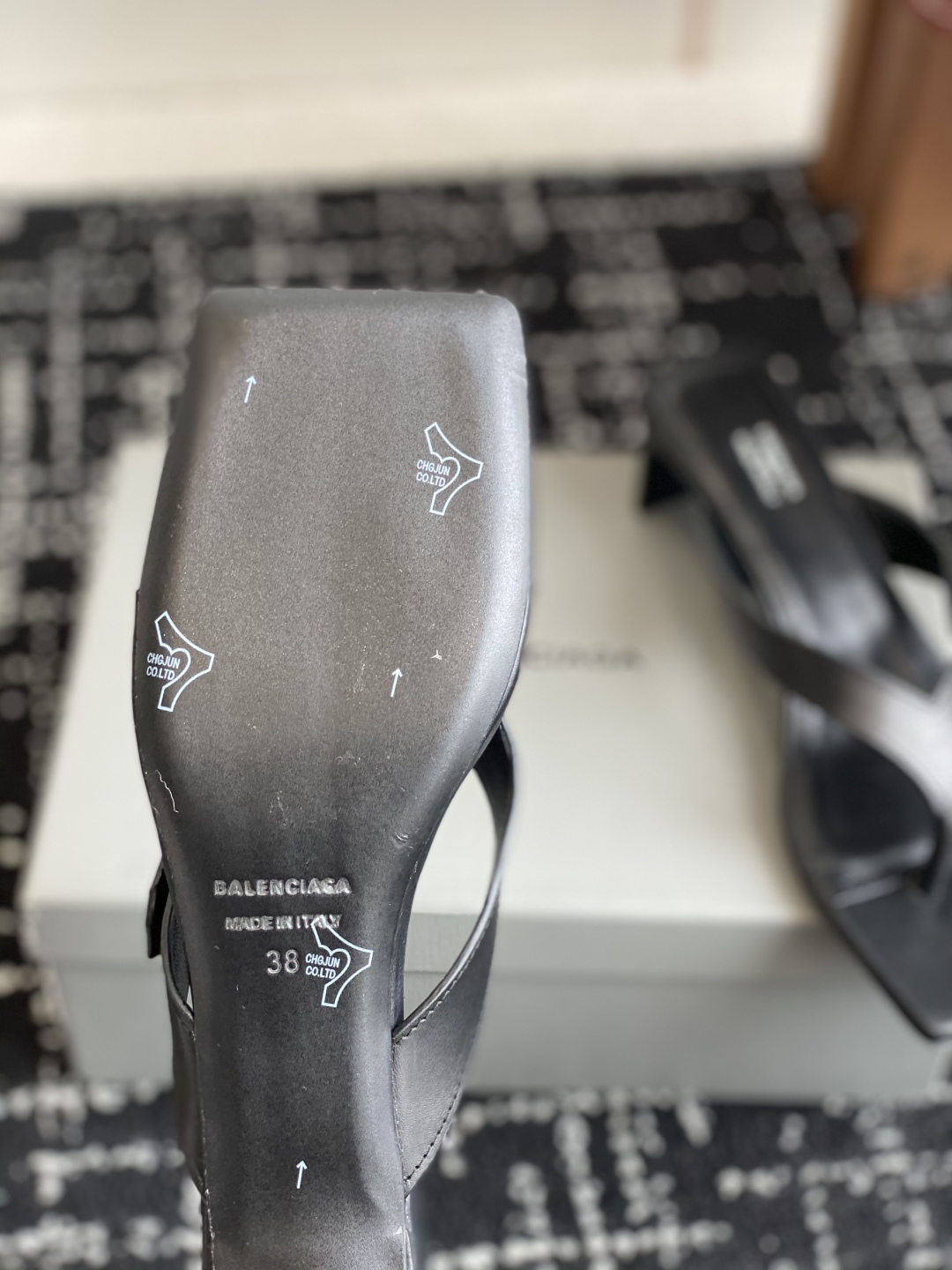 代购级
Balenciaga巴黎世家 25ss 夏季新款 高跟方头夹脚人字拖鞋 将时髦发挥到极致的 

