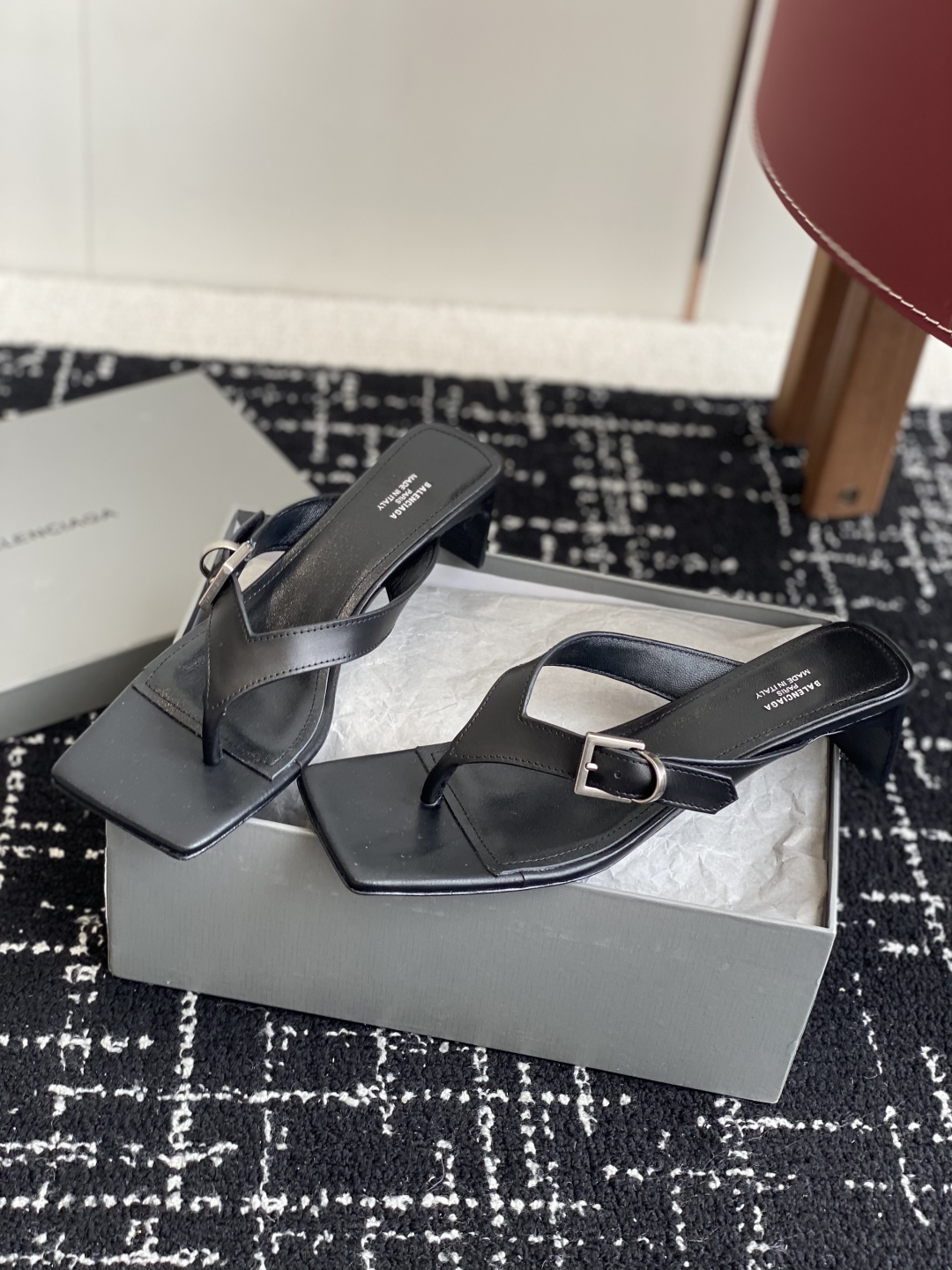 代购级
Balenciaga巴黎世家 25ss 夏季新款 高跟方头夹脚人字拖鞋 将时髦发挥到极致的 

