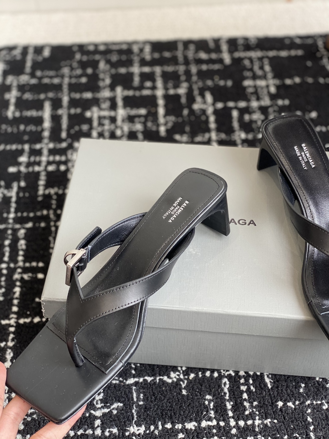 代购级
Balenciaga巴黎世家 25ss 夏季新款 高跟方头夹脚人字拖鞋 将时髦发挥到极致的 

