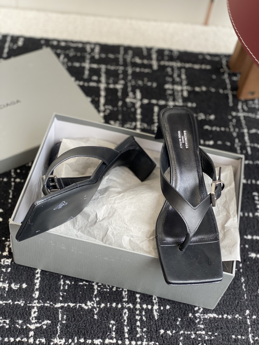 代购级
Balenciaga巴黎世家 25ss 夏季新款 高跟方头夹脚人字拖鞋 将时髦发挥到极致的 


