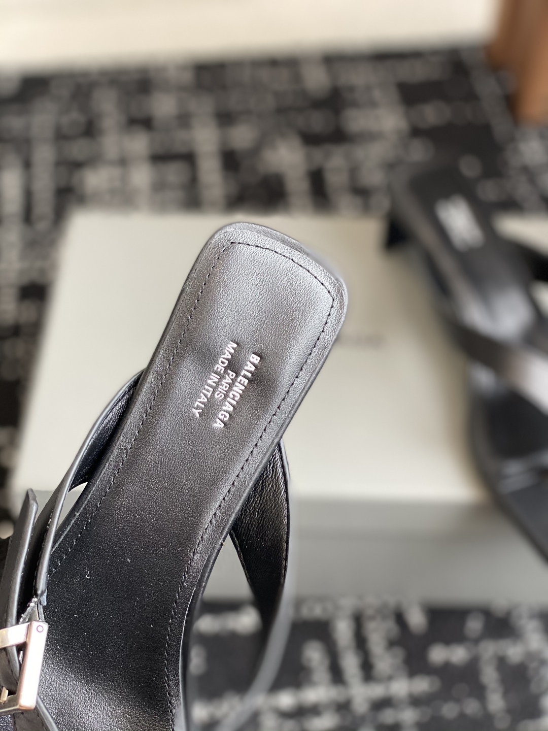 代购级
Balenciaga巴黎世家 25ss 夏季新款 高跟方头夹脚人字拖鞋 将时髦发挥到极致的 


