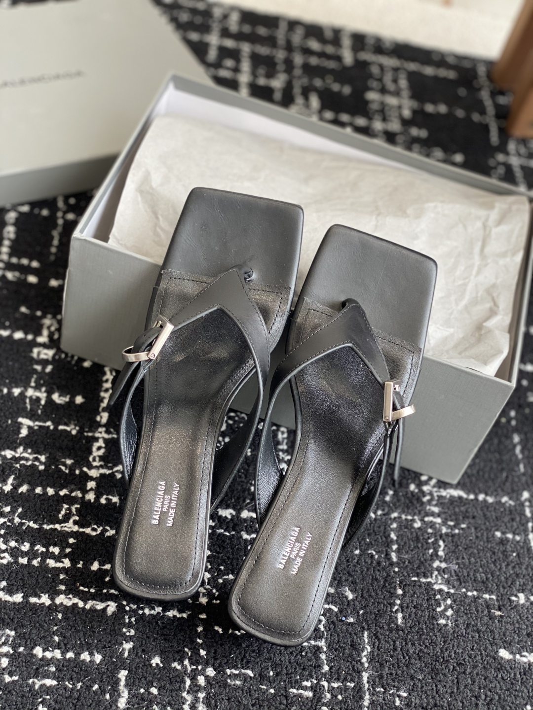 代购级
Balenciaga巴黎世家 25ss 夏季新款 高跟方头夹脚人字拖鞋 将时髦发挥到极致的 

