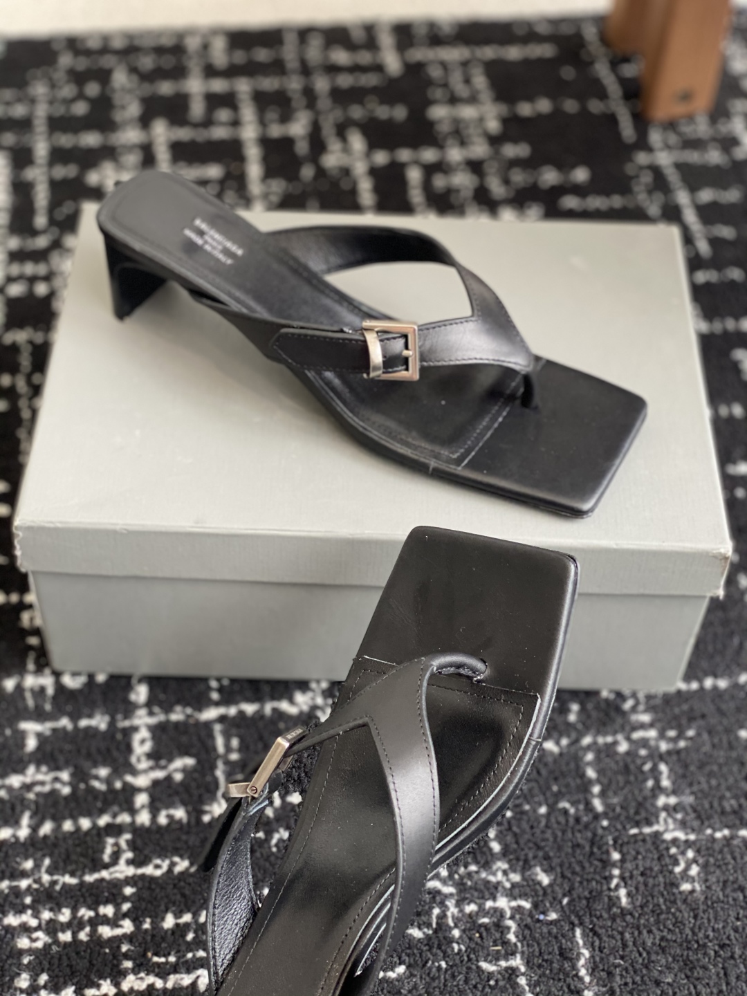 代购级
Balenciaga巴黎世家 25ss 夏季新款 高跟方头夹脚人字拖鞋 将时髦发挥到极致的 


