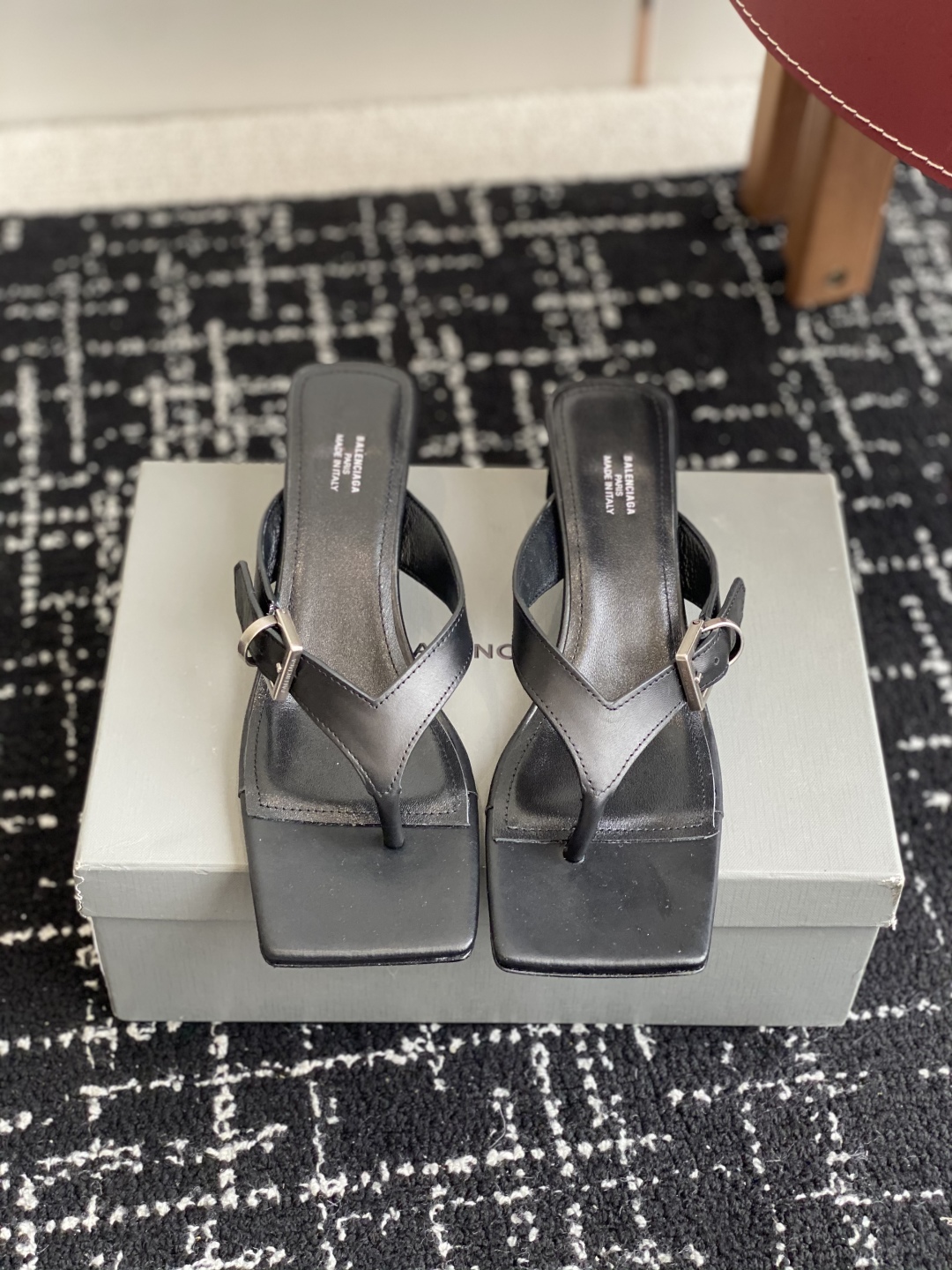 代购级
Balenciaga巴黎世家 25ss 夏季新款 高跟方头夹脚人字拖鞋 将时髦发挥到极致的 

