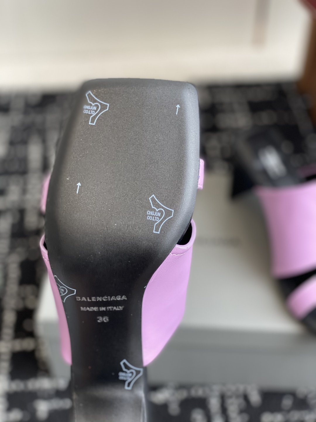 代购级
Balenciaga巴黎世家 25ss 夏季新款 高跟方头拖鞋 将时髦发挥到极致的 

巴黎世家