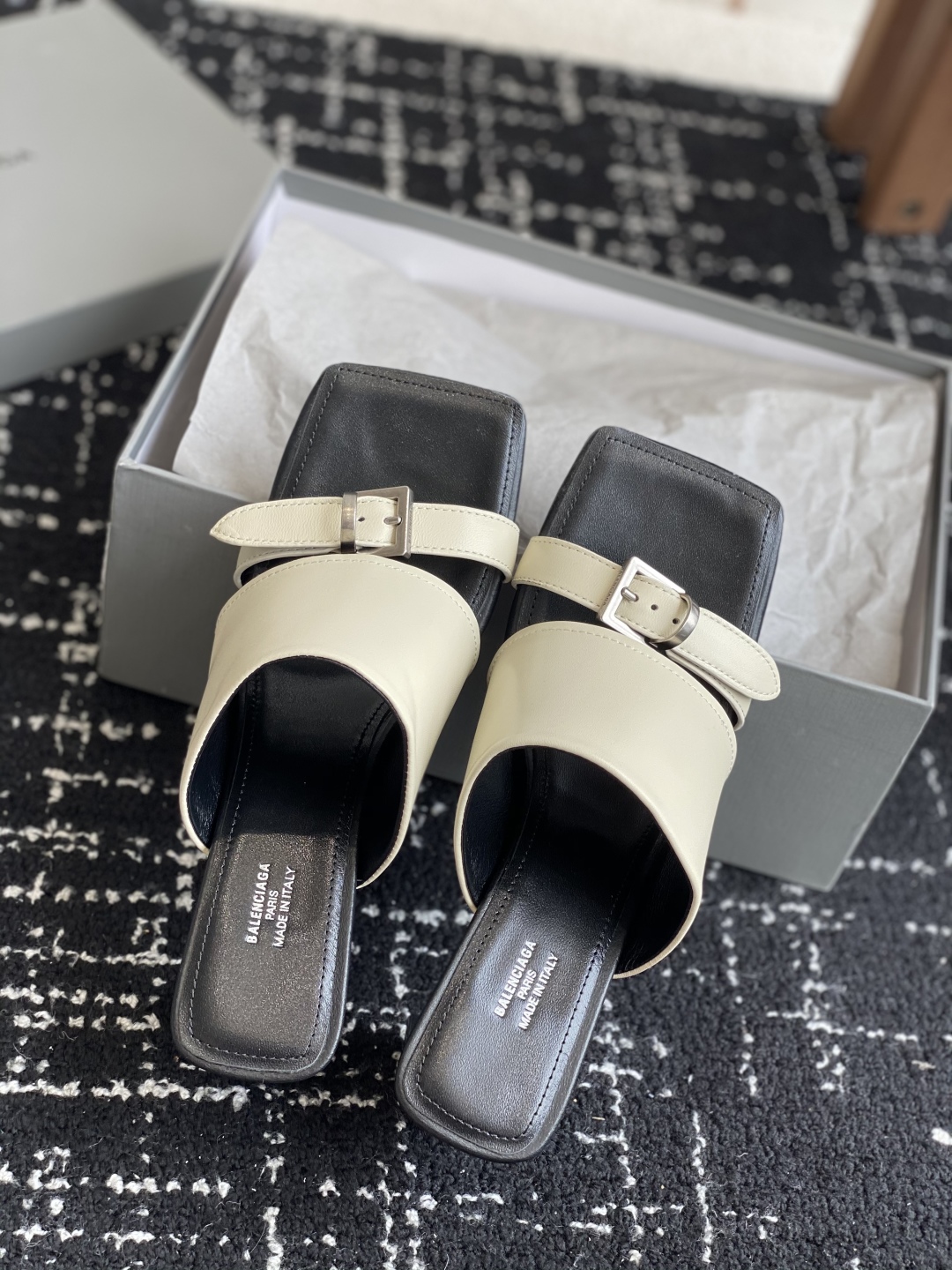 代购级
Balenciaga巴黎世家 25ss 夏季新款 高跟方头拖鞋 将时髦发挥到极致的 

巴黎世家