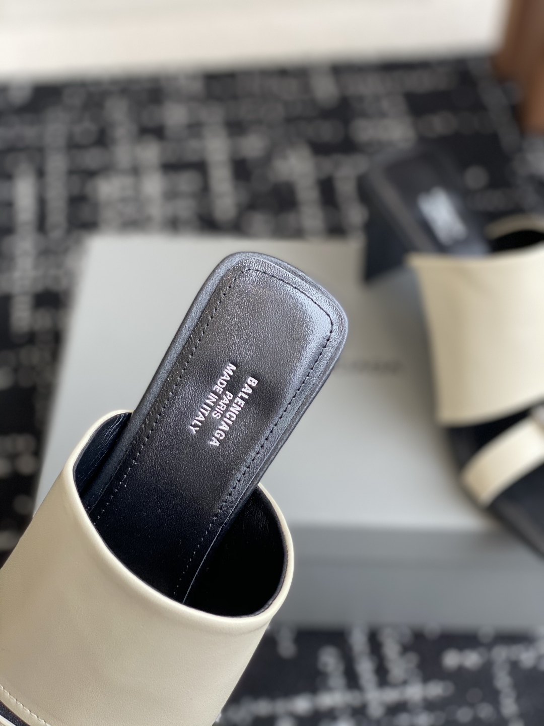 代购级
Balenciaga巴黎世家 25ss 夏季新款 高跟方头拖鞋 将时髦发挥到极致的 

巴黎世家