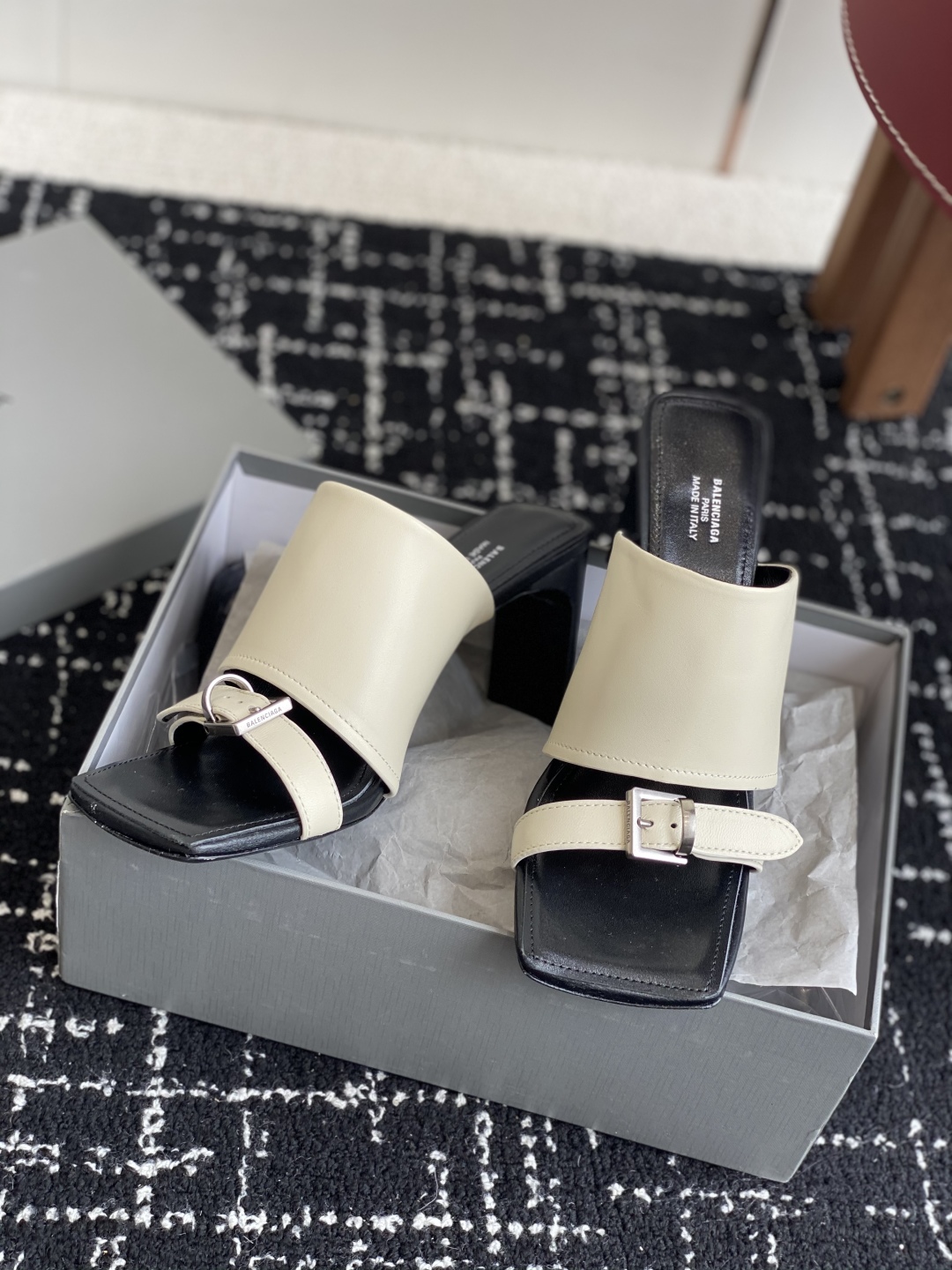 代购级
Balenciaga巴黎世家 25ss 夏季新款 高跟方头拖鞋 将时髦发挥到极致的 

巴黎世家