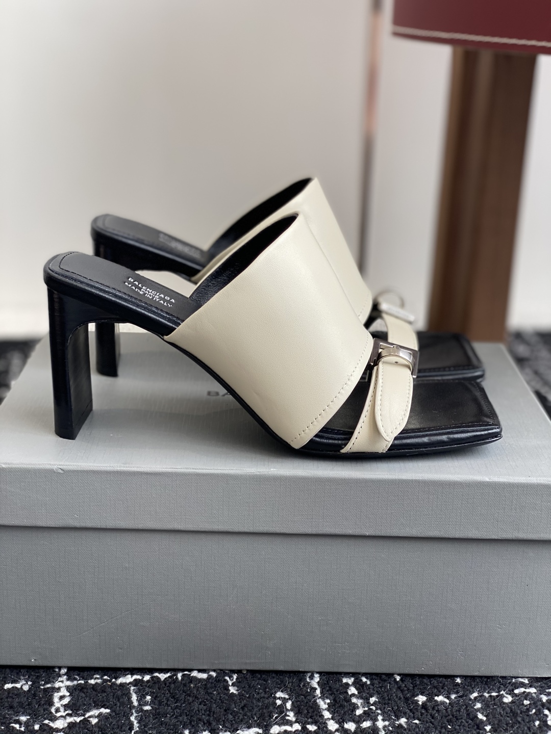 代购级
Balenciaga巴黎世家 25ss 夏季新款 高跟方头拖鞋 将时髦发挥到极致的 

巴黎世家