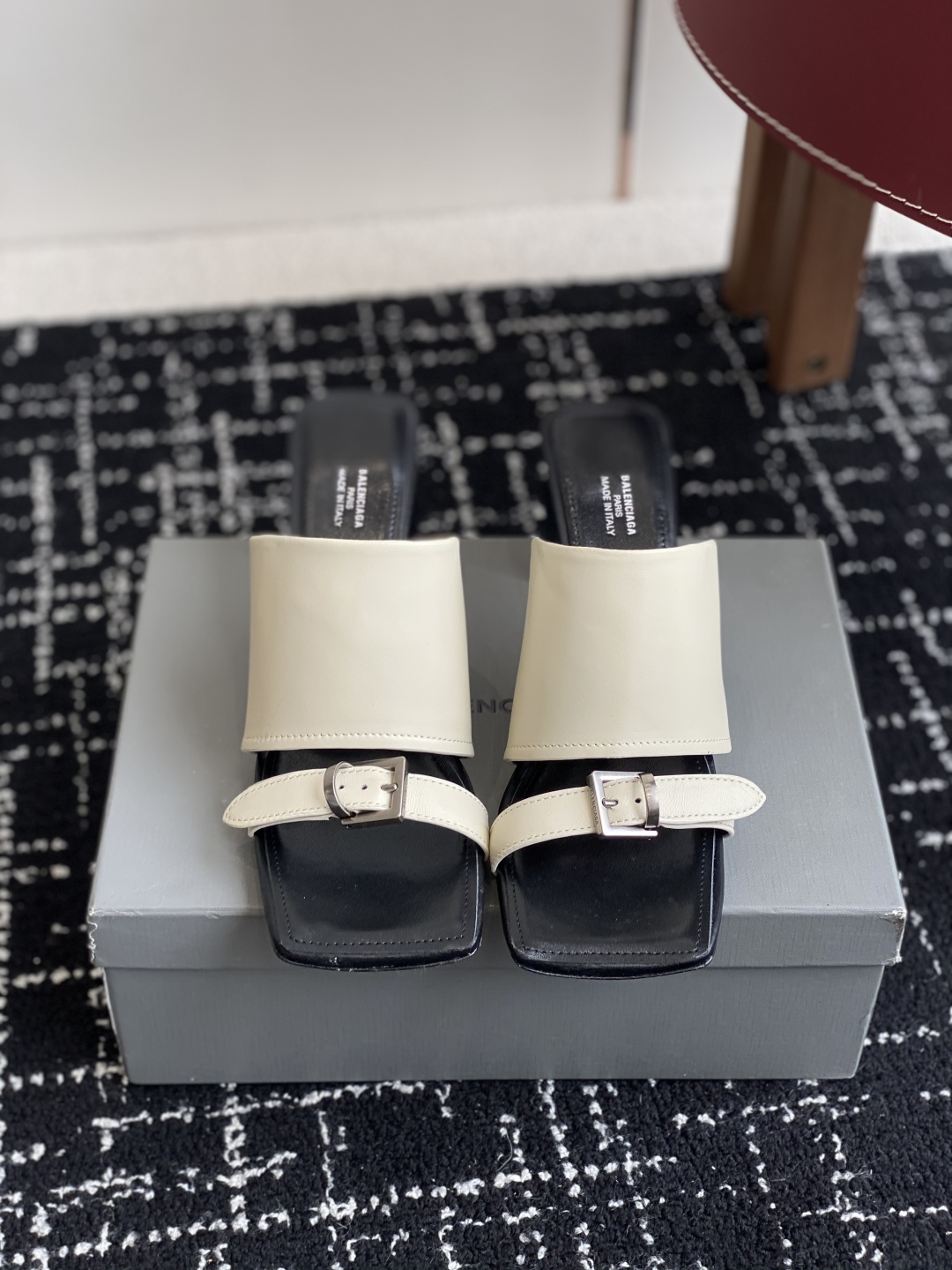 代购级
Balenciaga巴黎世家 25ss 夏季新款 高跟方头拖鞋 将时髦发挥到极致的 

巴黎世家