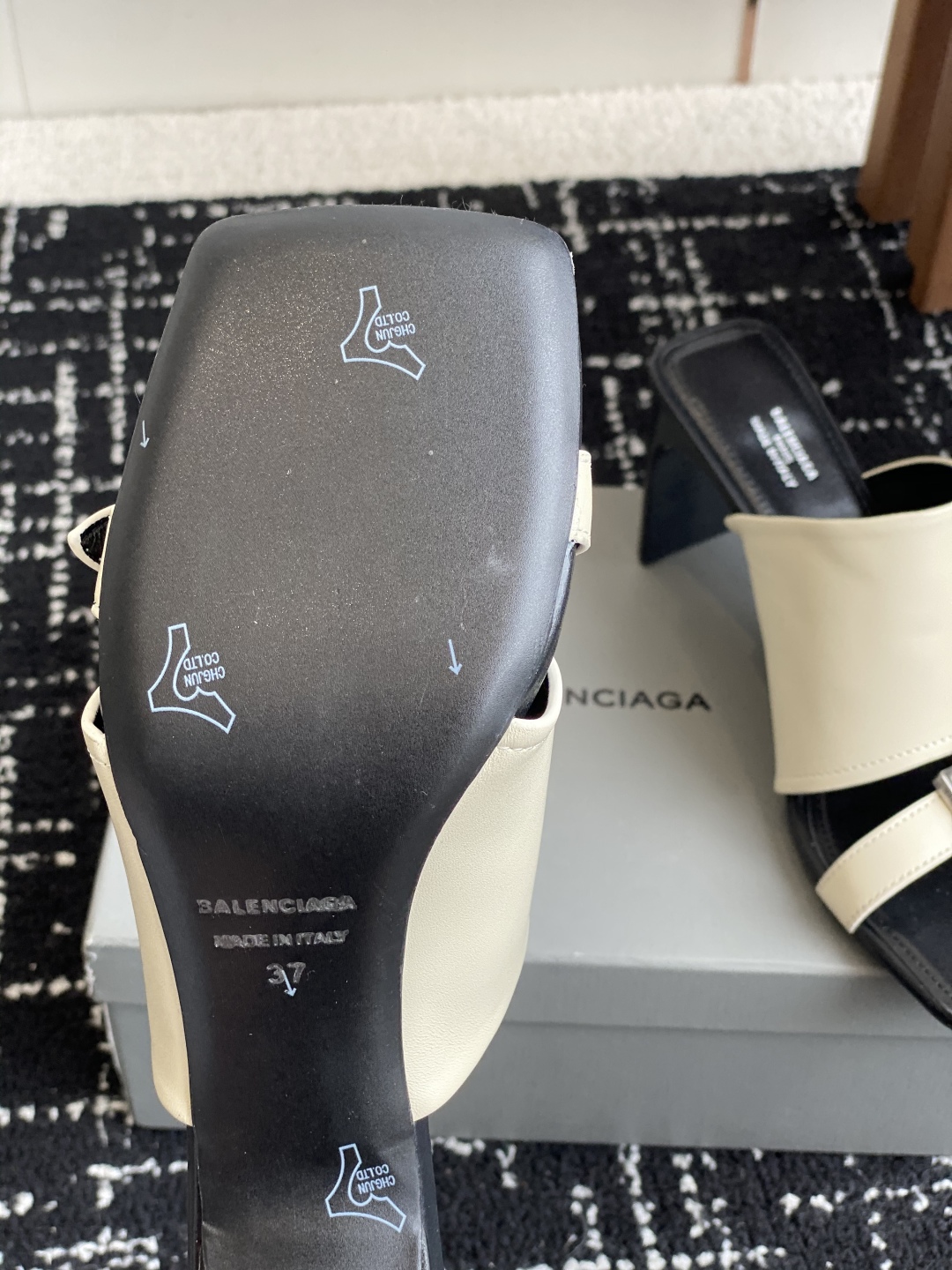 代购级
Balenciaga巴黎世家 25ss 夏季新款 高跟方头拖鞋 将时髦发挥到极致的 

巴黎世家