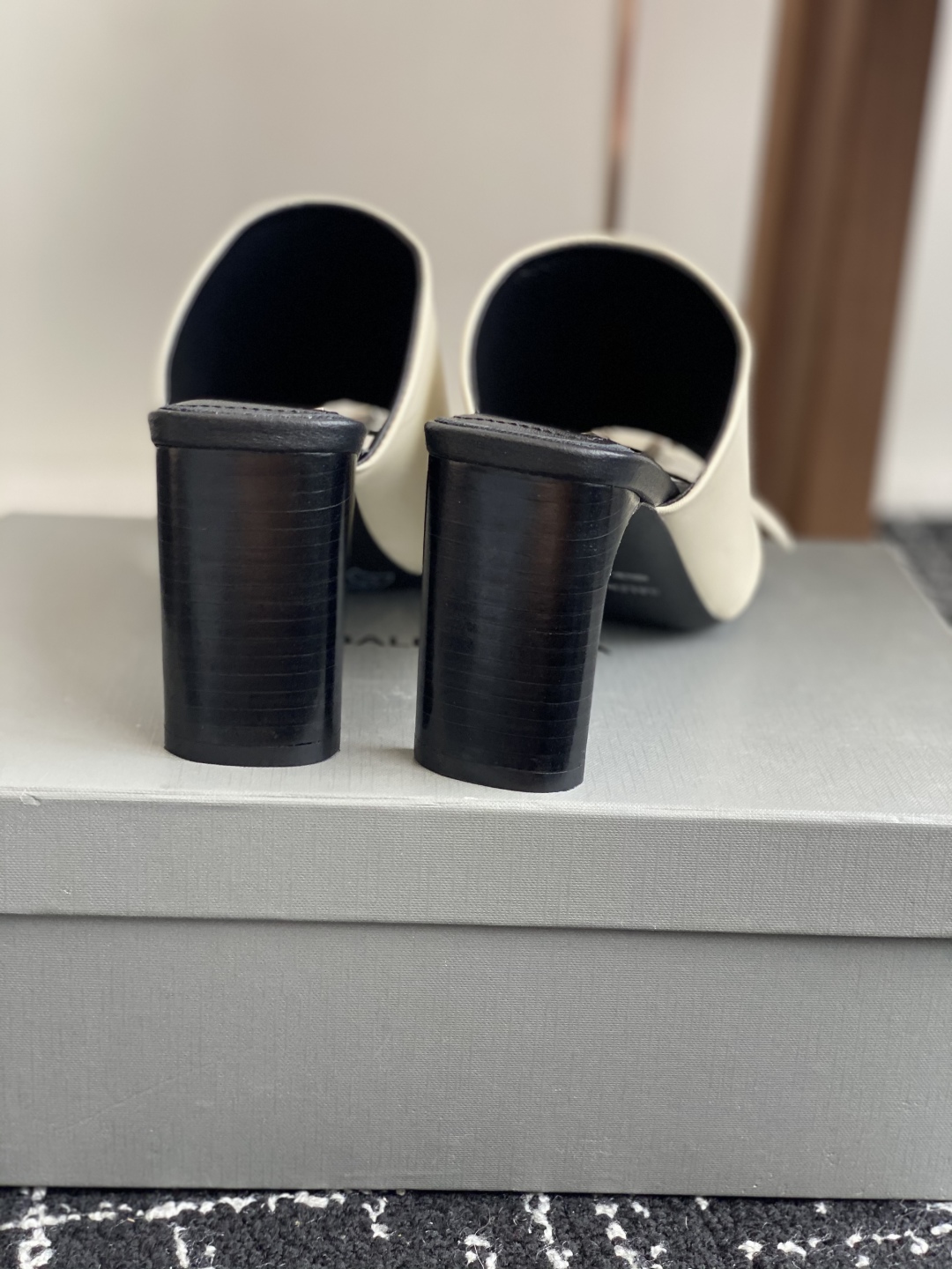 代购级
Balenciaga巴黎世家 25ss 夏季新款 高跟方头拖鞋 将时髦发挥到极致的 

巴黎世家