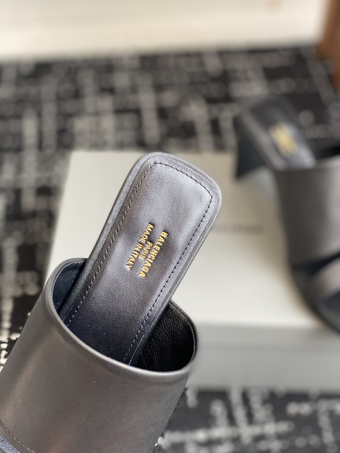 代购级
Balenciaga巴黎世家 25ss 夏季新款 高跟方头拖鞋 将时髦发挥到极致的 

巴黎世家