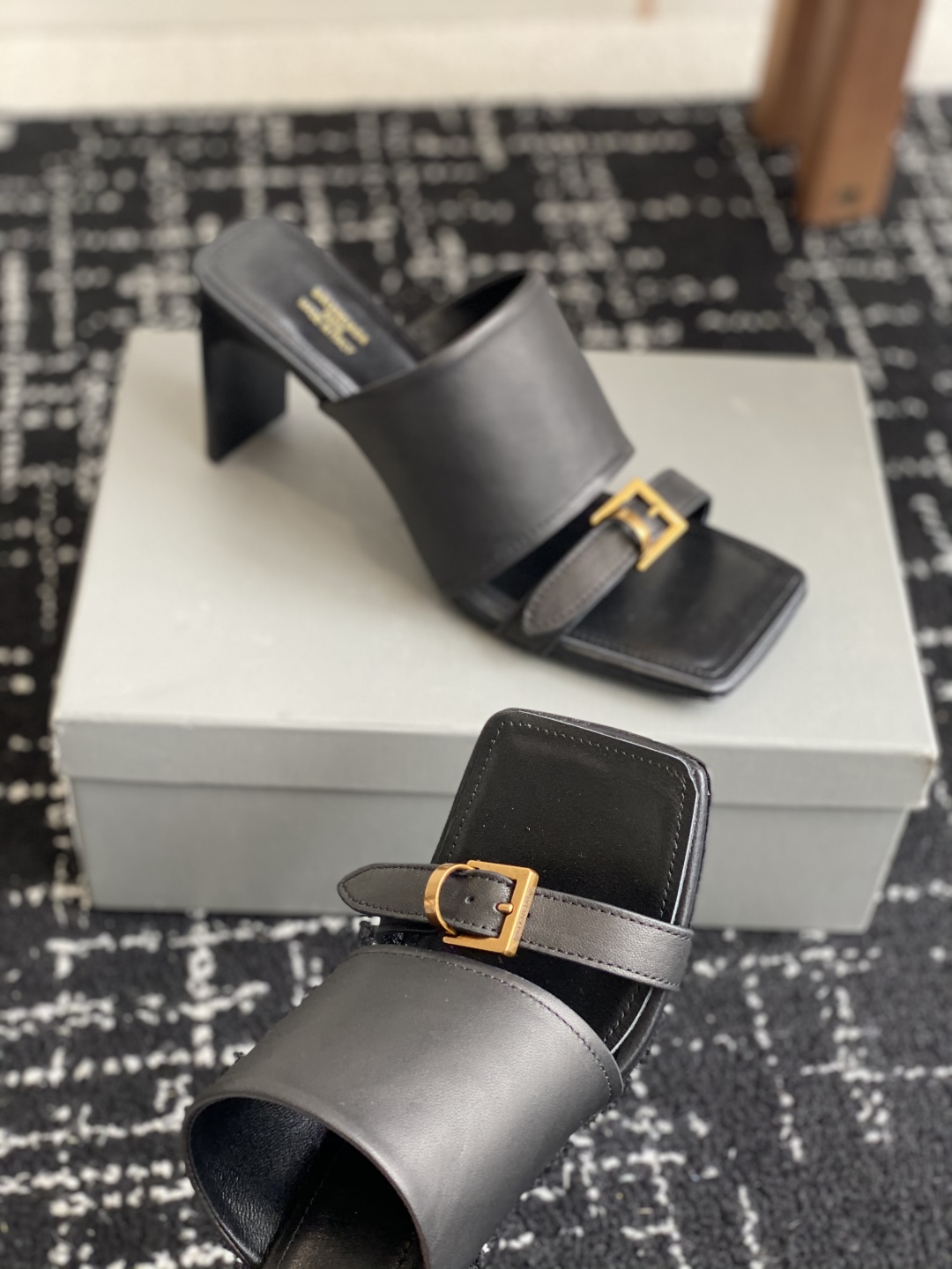 代购级
Balenciaga巴黎世家 25ss 夏季新款 高跟方头拖鞋 将时髦发挥到极致的 

巴黎世家