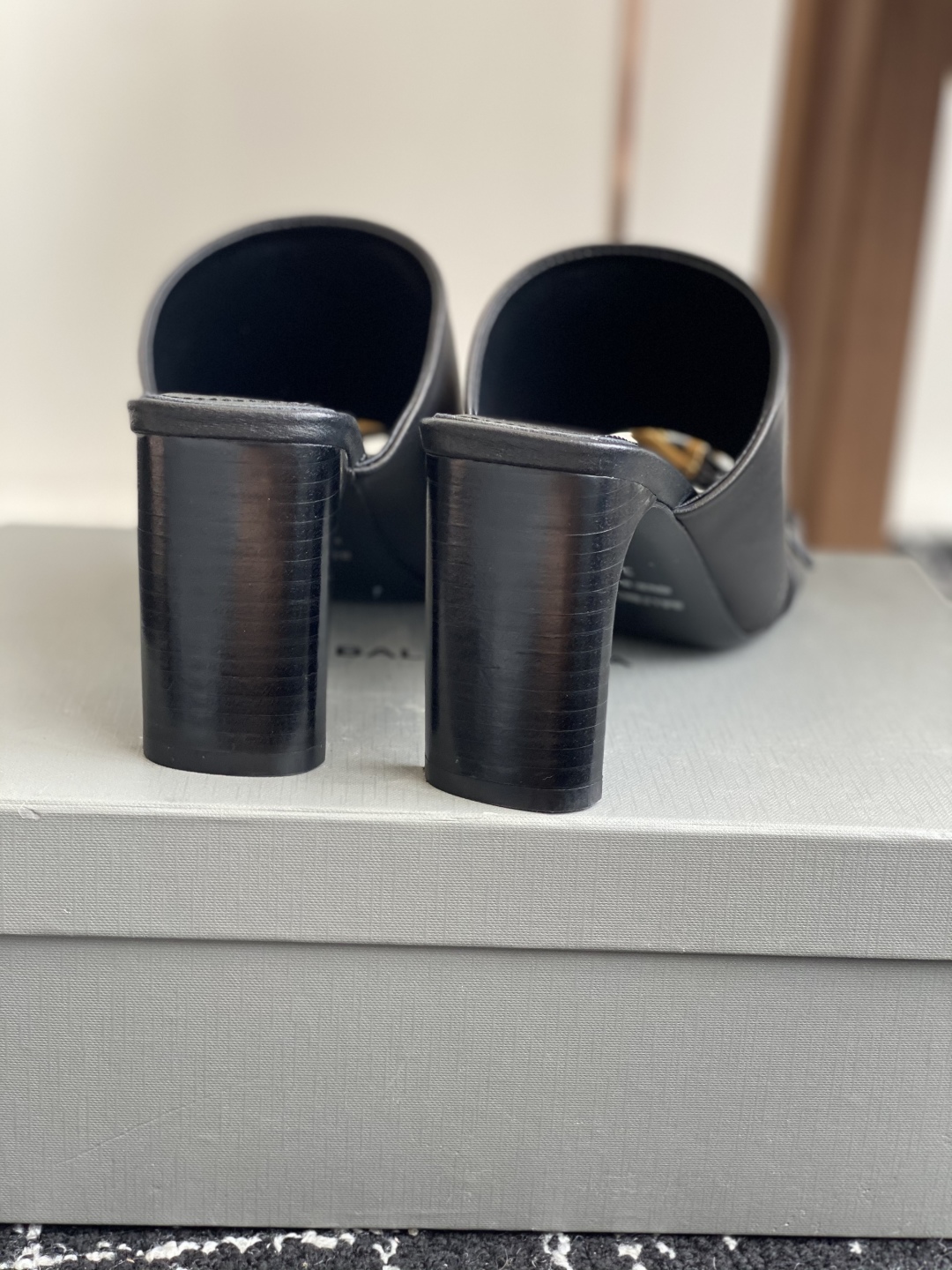 代购级
Balenciaga巴黎世家 25ss 夏季新款 高跟方头拖鞋 将时髦发挥到极致的 

巴黎世家