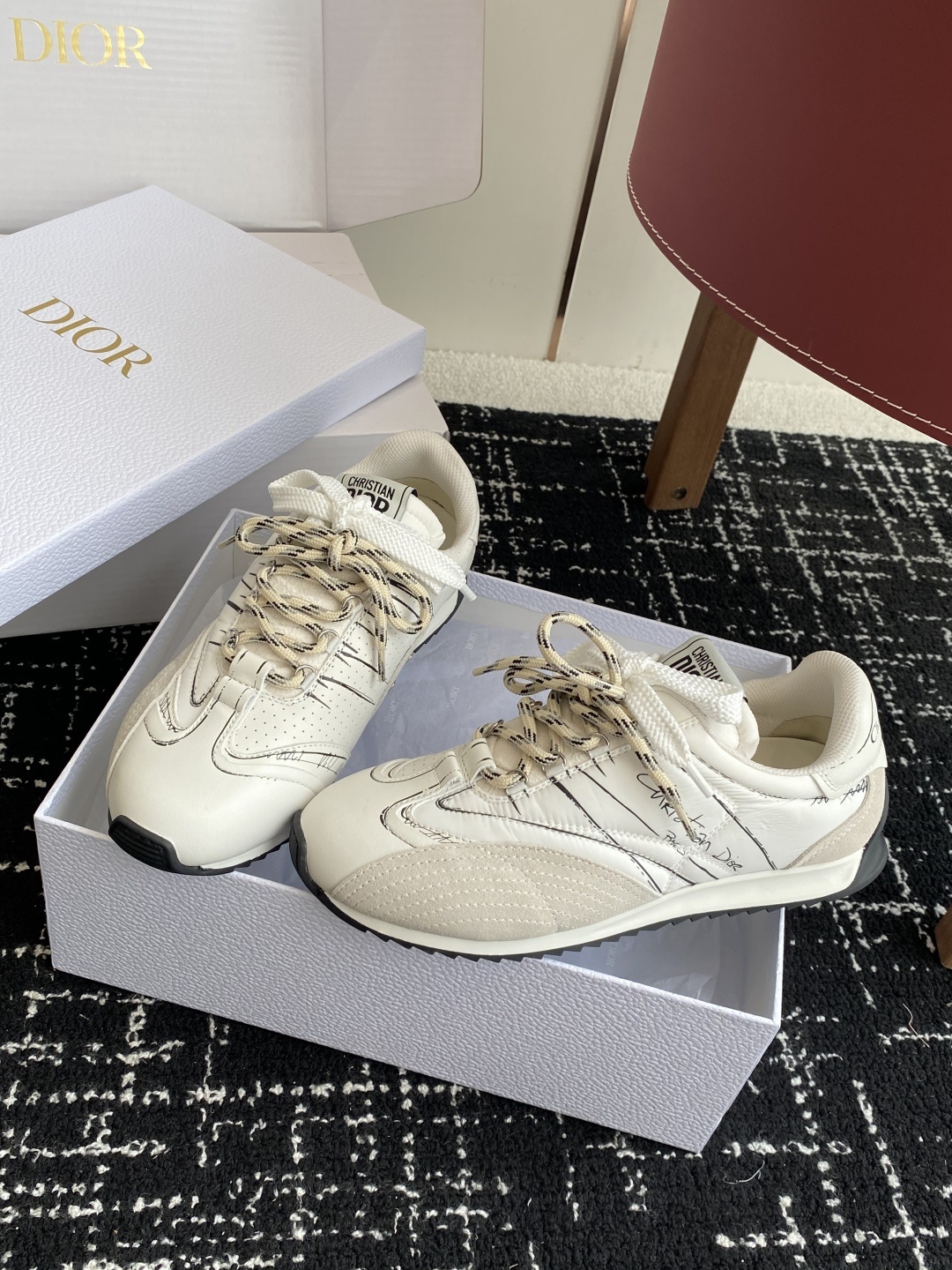 东莞代购级(官网同步✈️盒包装)
Dior D-Sketch 运动鞋于迪奥 25ss 春夏成衣系列发布秀