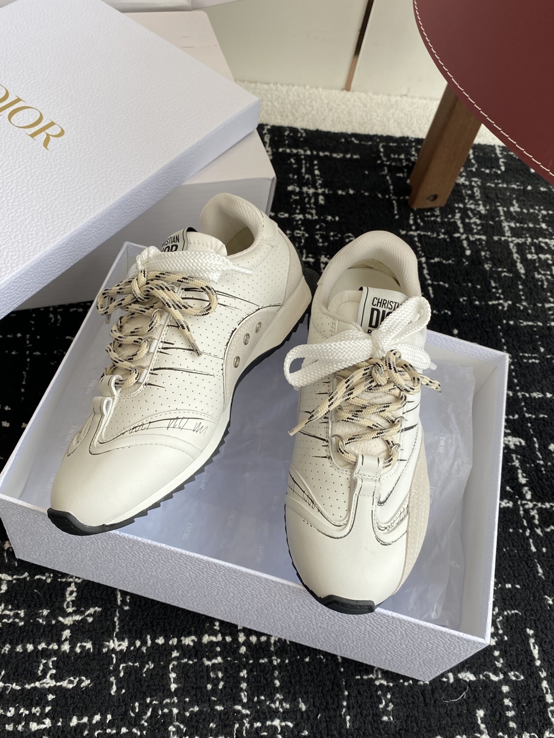 东莞代购级(官网同步✈️盒包装)
Dior D-Sketch 运动鞋于迪奥 25ss 春夏成衣系列发布秀
