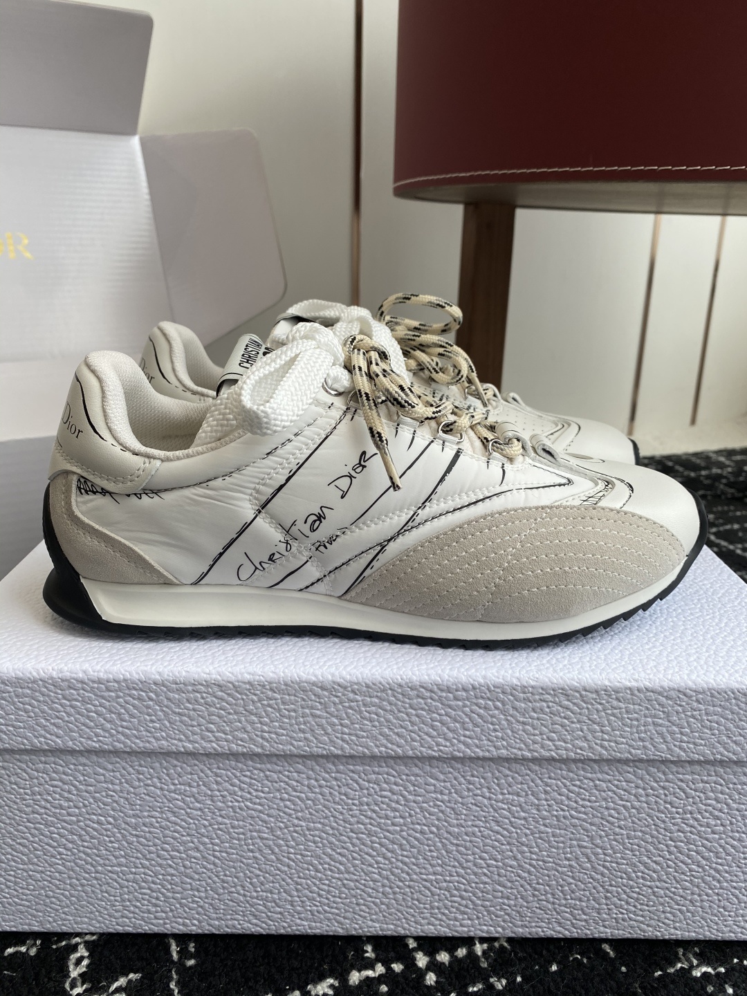 东莞代购级(官网同步✈️盒包装)
Dior D-Sketch 运动鞋于迪奥 25ss 春夏成衣系列发布秀