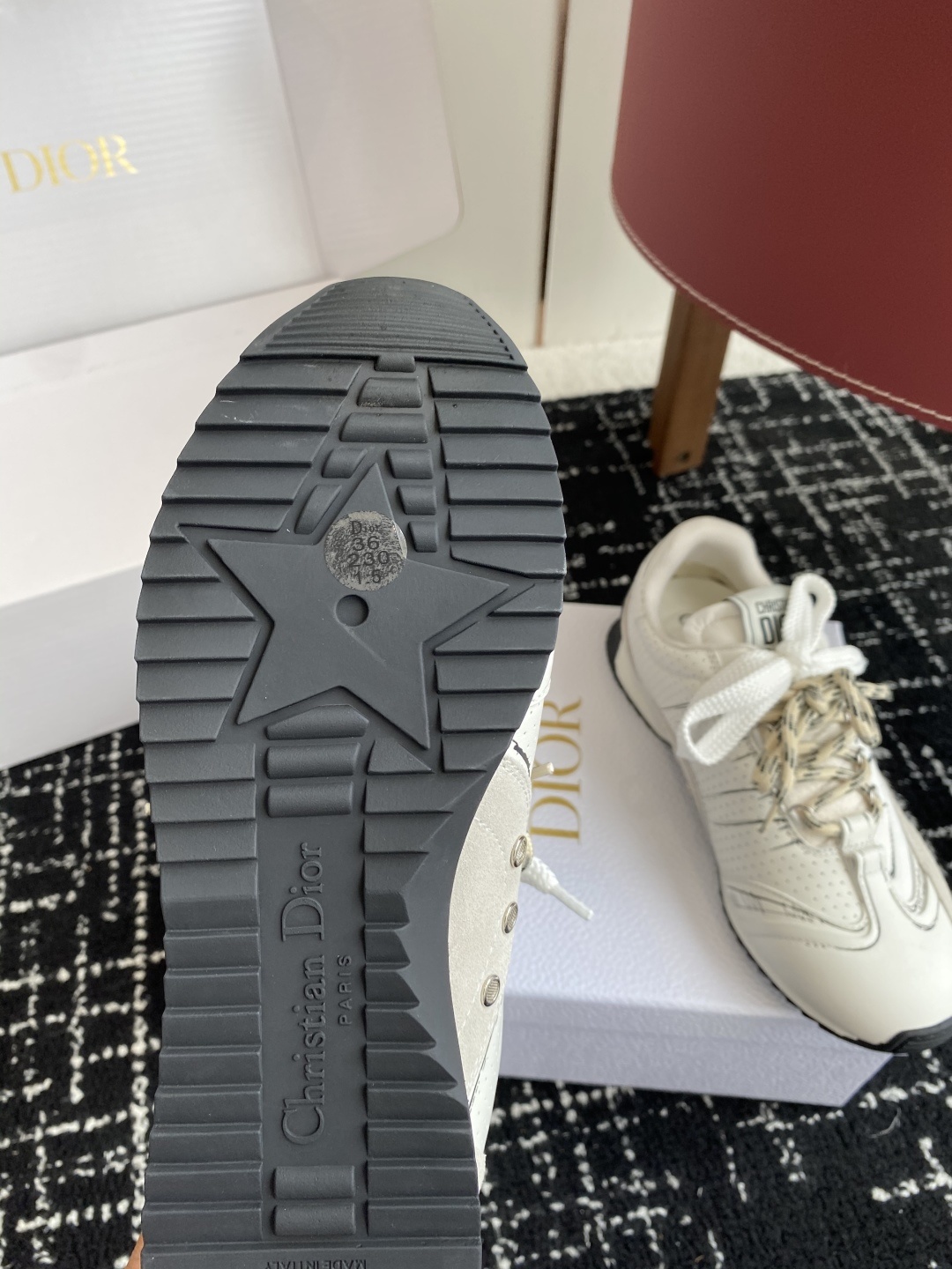 东莞代购级(官网同步✈️盒包装)
Dior D-Sketch 运动鞋于迪奥 25ss 春夏成衣系列发布秀