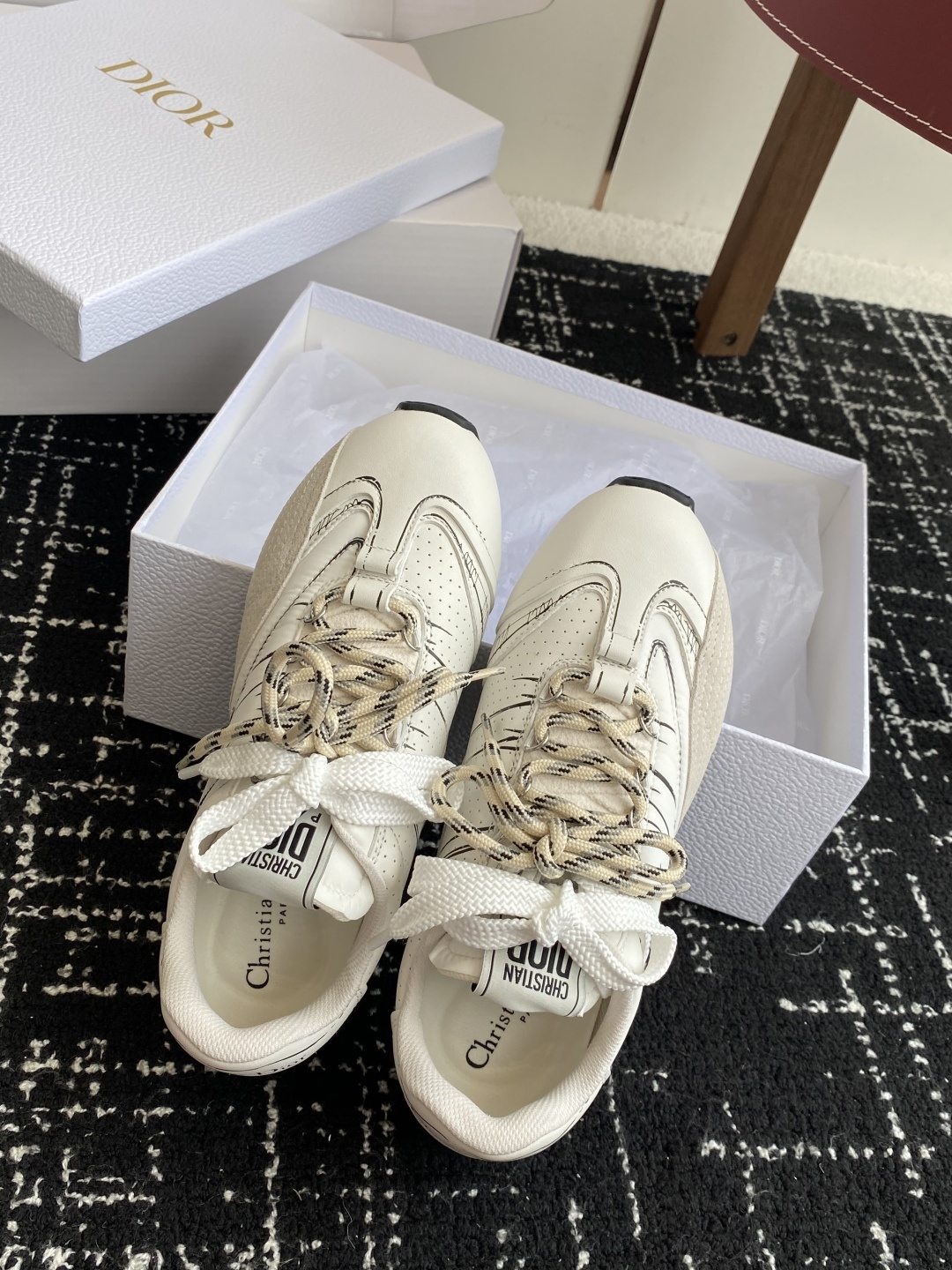 东莞代购级(官网同步✈️盒包装)
Dior D-Sketch 运动鞋于迪奥 25ss 春夏成衣系列发布秀