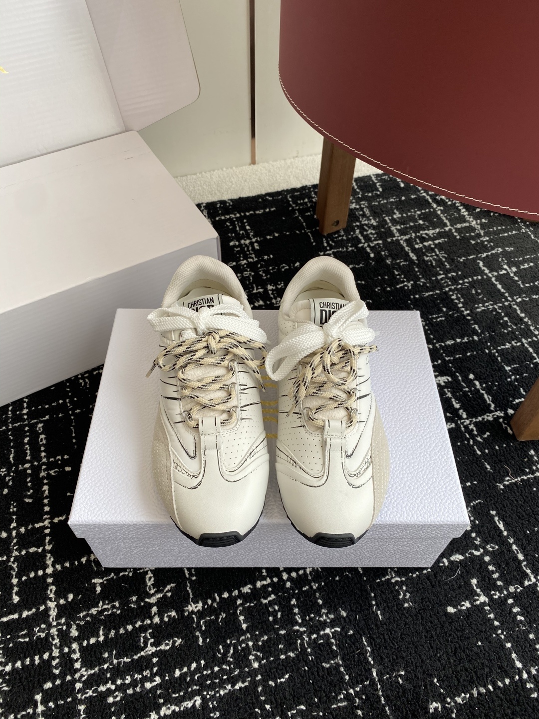 东莞代购级(官网同步✈️盒包装)
Dior D-Sketch 运动鞋于迪奥 25ss 春夏成衣系列发布秀