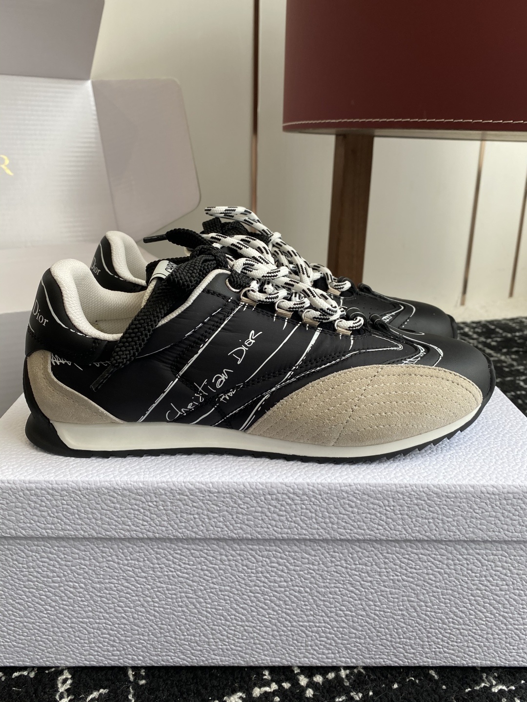 东莞代购级(官网同步✈️盒包装)
Dior D-Sketch 运动鞋于迪奥 25ss 春夏成衣系列发布秀
