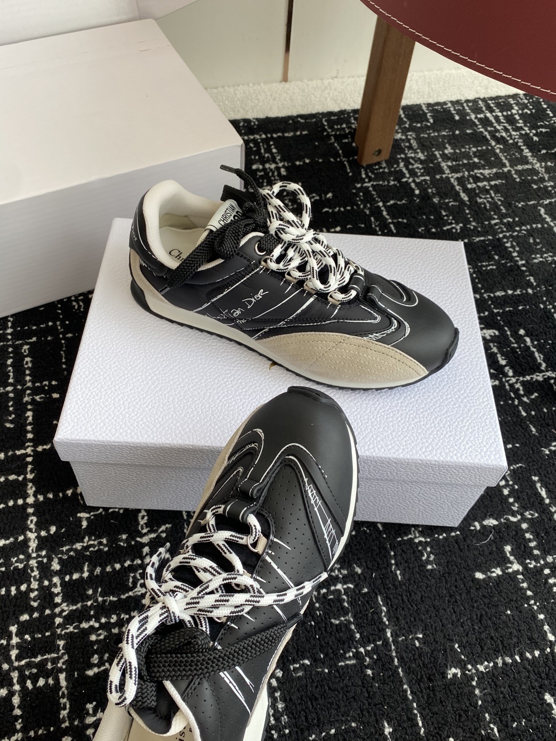 东莞代购级(官网同步✈️盒包装)
Dior D-Sketch 运动鞋于迪奥 25ss 春夏成衣系列发布秀