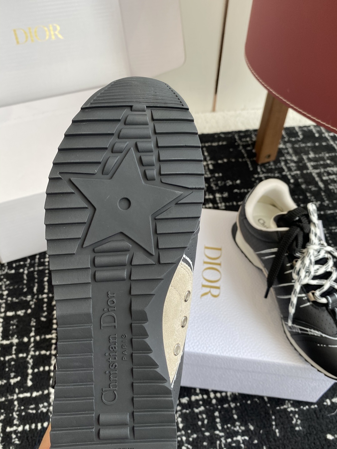东莞代购级(官网同步✈️盒包装)
Dior D-Sketch 运动鞋于迪奥 25ss 春夏成衣系列发布秀