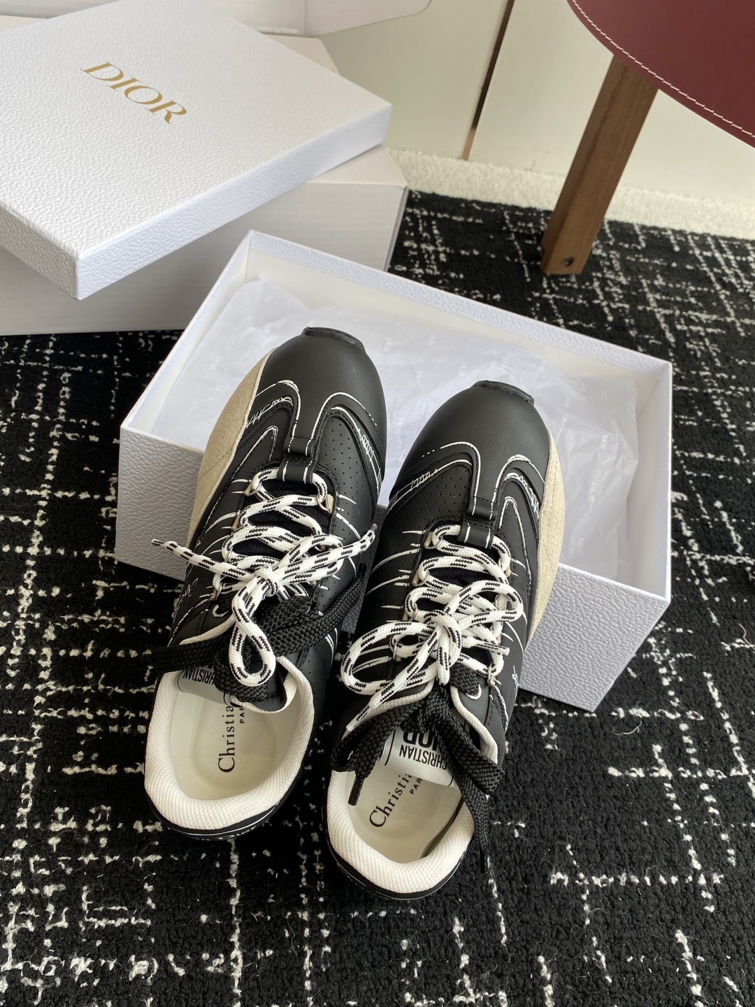 东莞代购级(官网同步✈️盒包装)
Dior D-Sketch 运动鞋于迪奥 25ss 春夏成衣系列发布秀