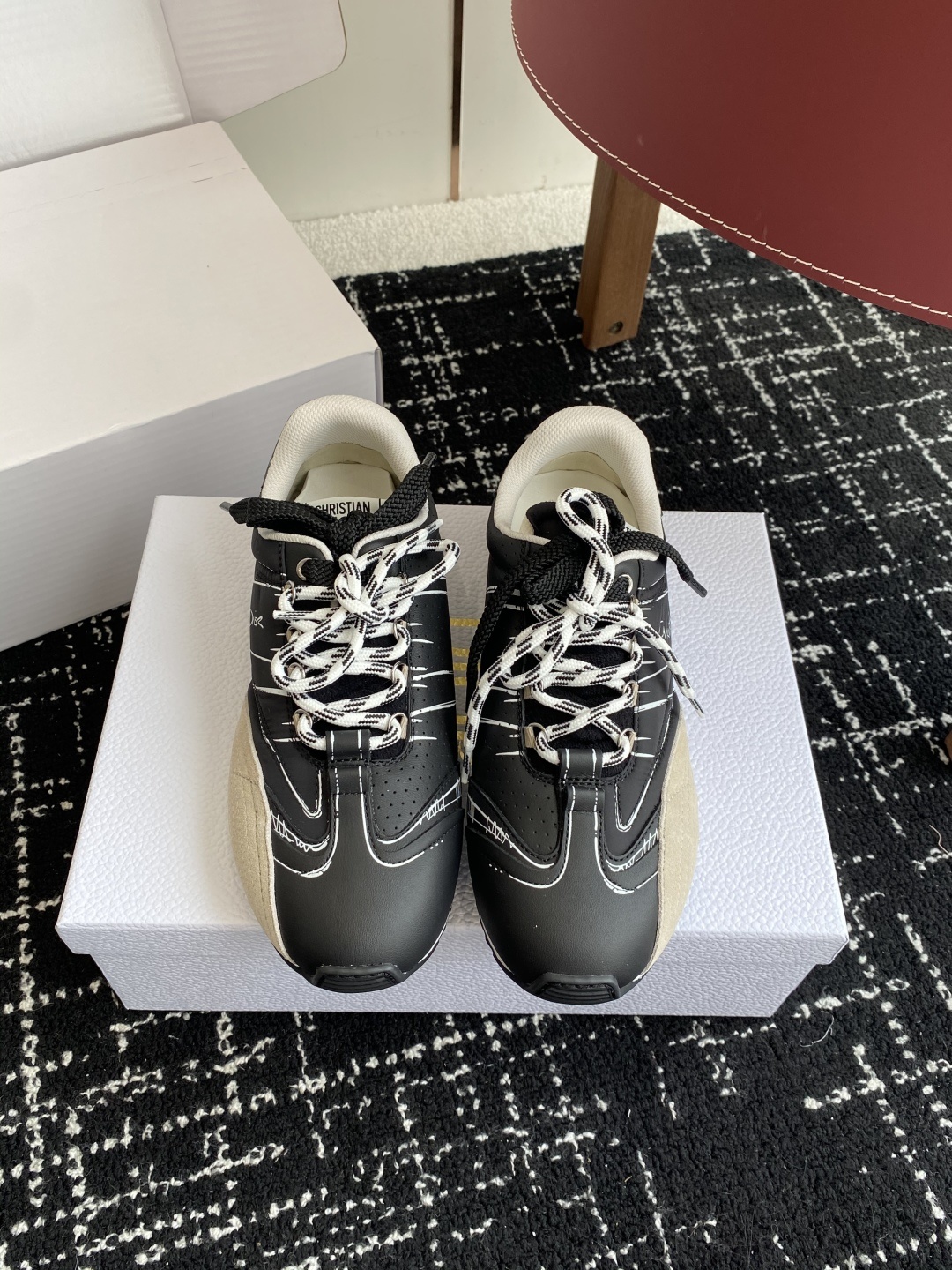 东莞代购级(官网同步✈️盒包装)
Dior D-Sketch 运动鞋于迪奥 25ss 春夏成衣系列发布秀