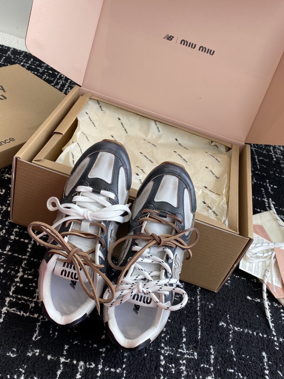 东莞代购级(官网同步✈️飞机盒包装)
MIU MIU✖️NEW BALANCE 530 缪缪 纽巴伦联名