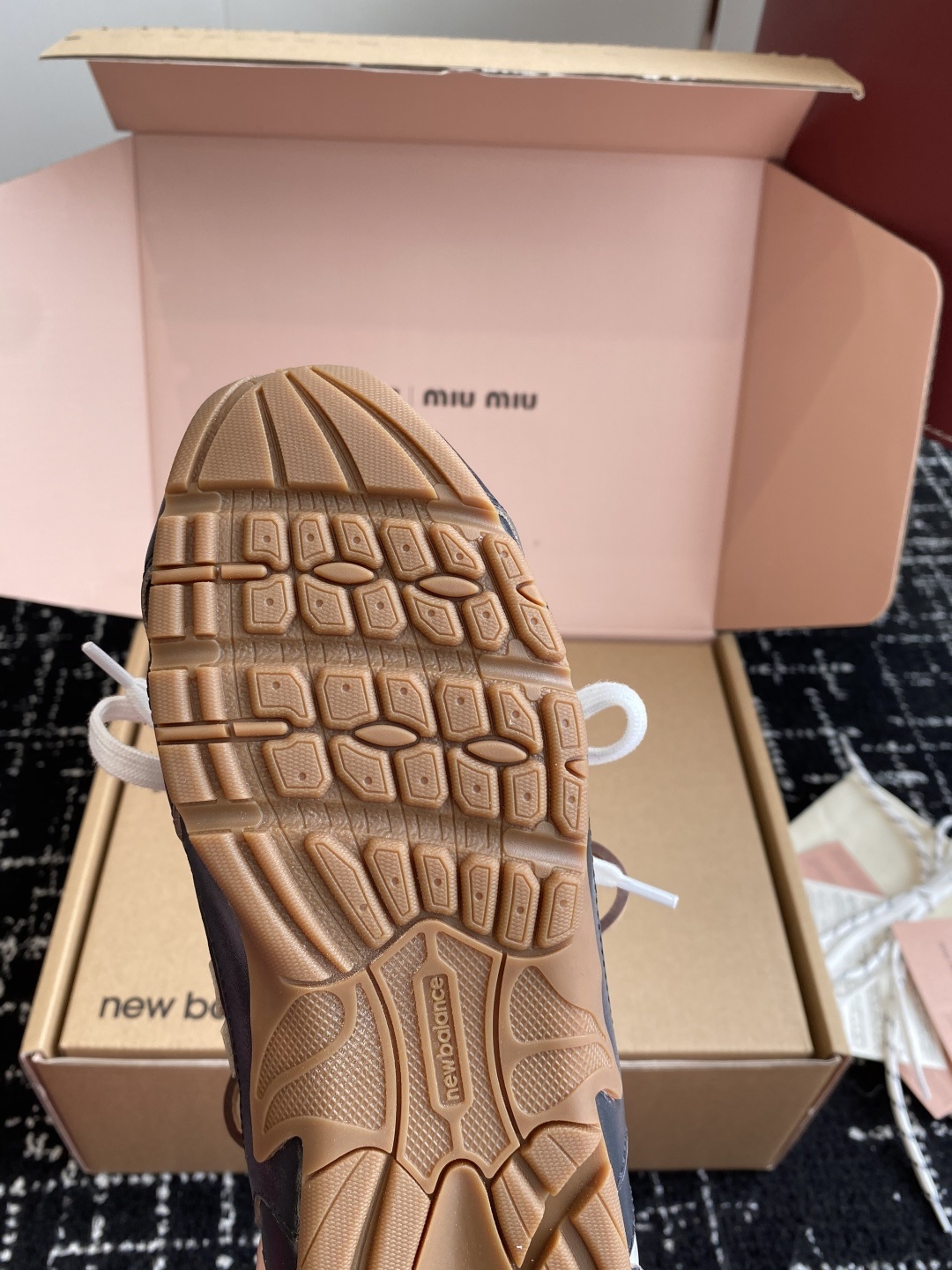 东莞代购级(官网同步✈️飞机盒包装)
MIU MIU✖️NEW BALANCE 530 缪缪 纽巴伦联名