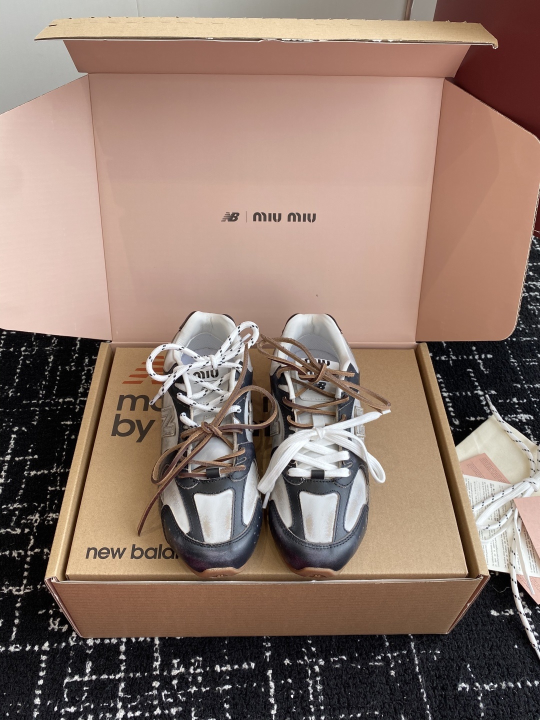 东莞代购级(官网同步✈️飞机盒包装)
MIU MIU✖️NEW BALANCE 530 缪缪 纽巴伦联名